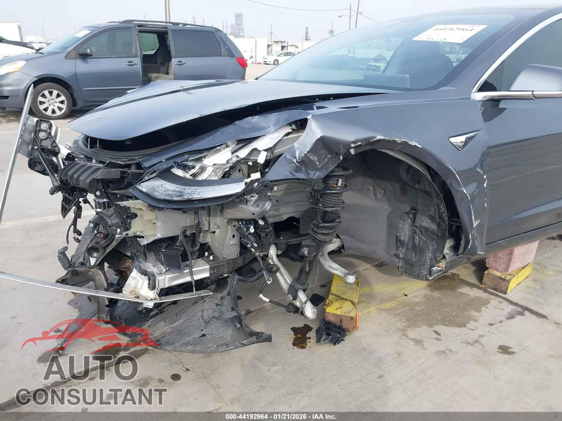 TESLA MODEL 3 2018 - 5YJ3E1EA8JF040075