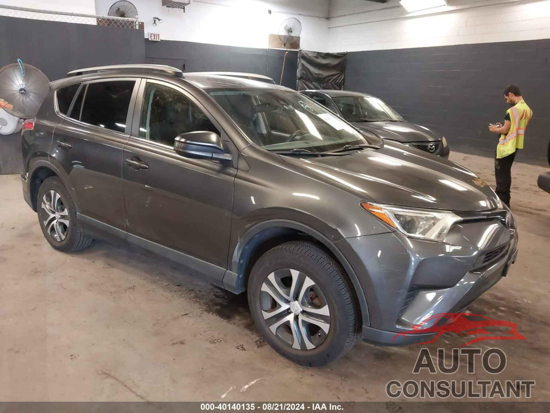 TOYOTA RAV4 2017 - JTMBFREV1HJ138717