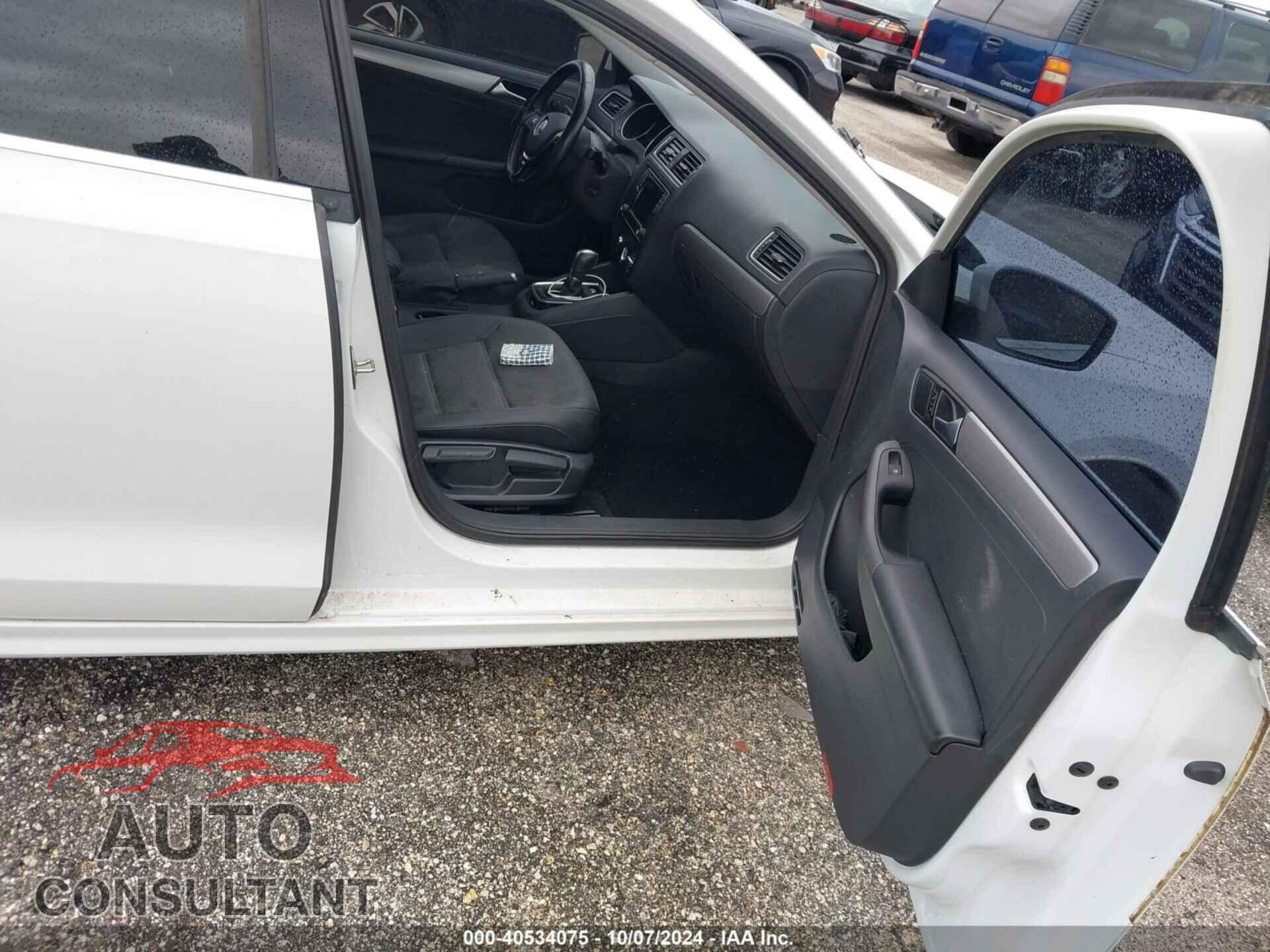 VOLKSWAGEN JETTA 2017 - 3VWDB7AJ7HM301849