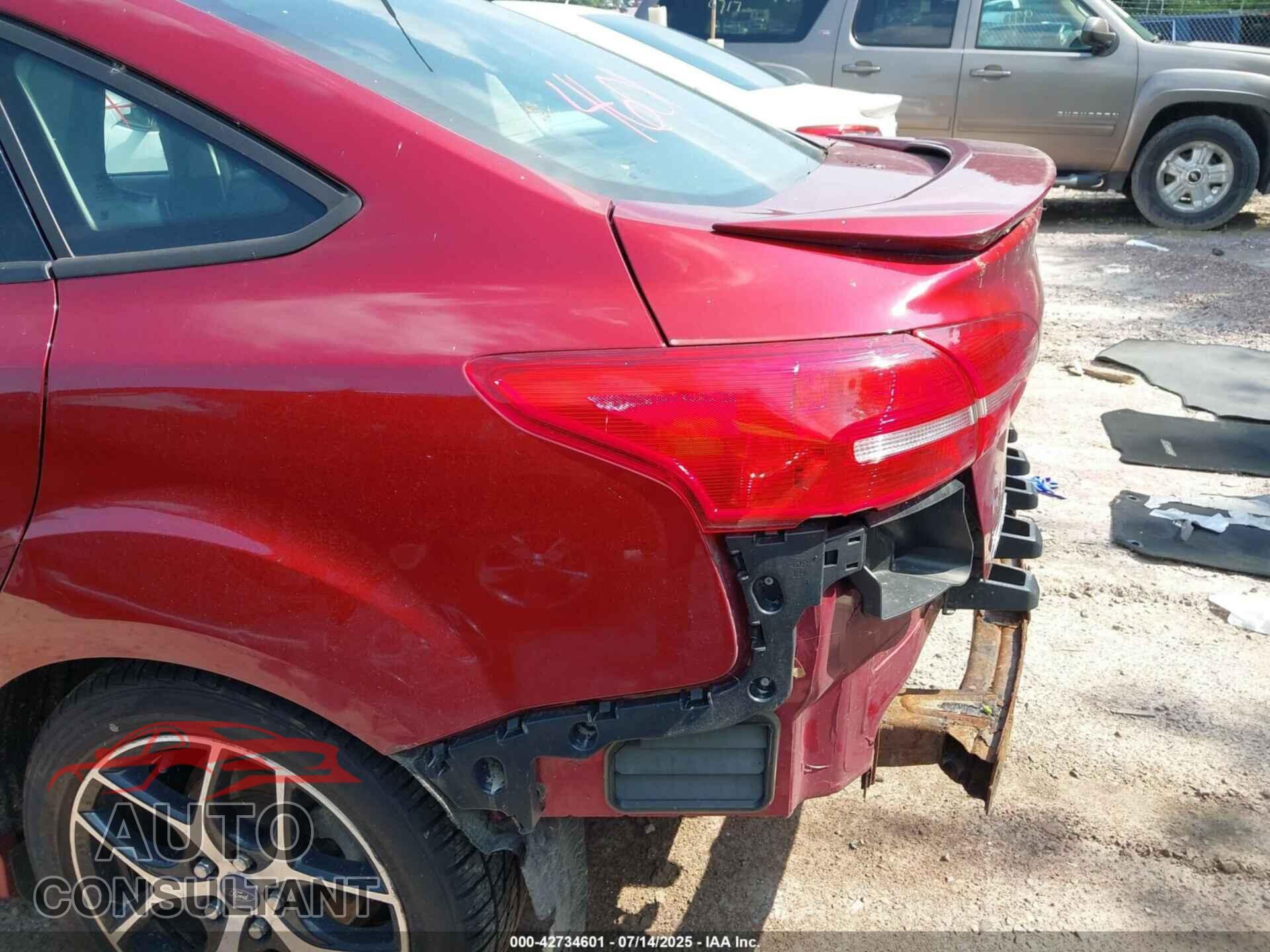 FORD FOCUS 2015 - 1FADP3F28FL239252