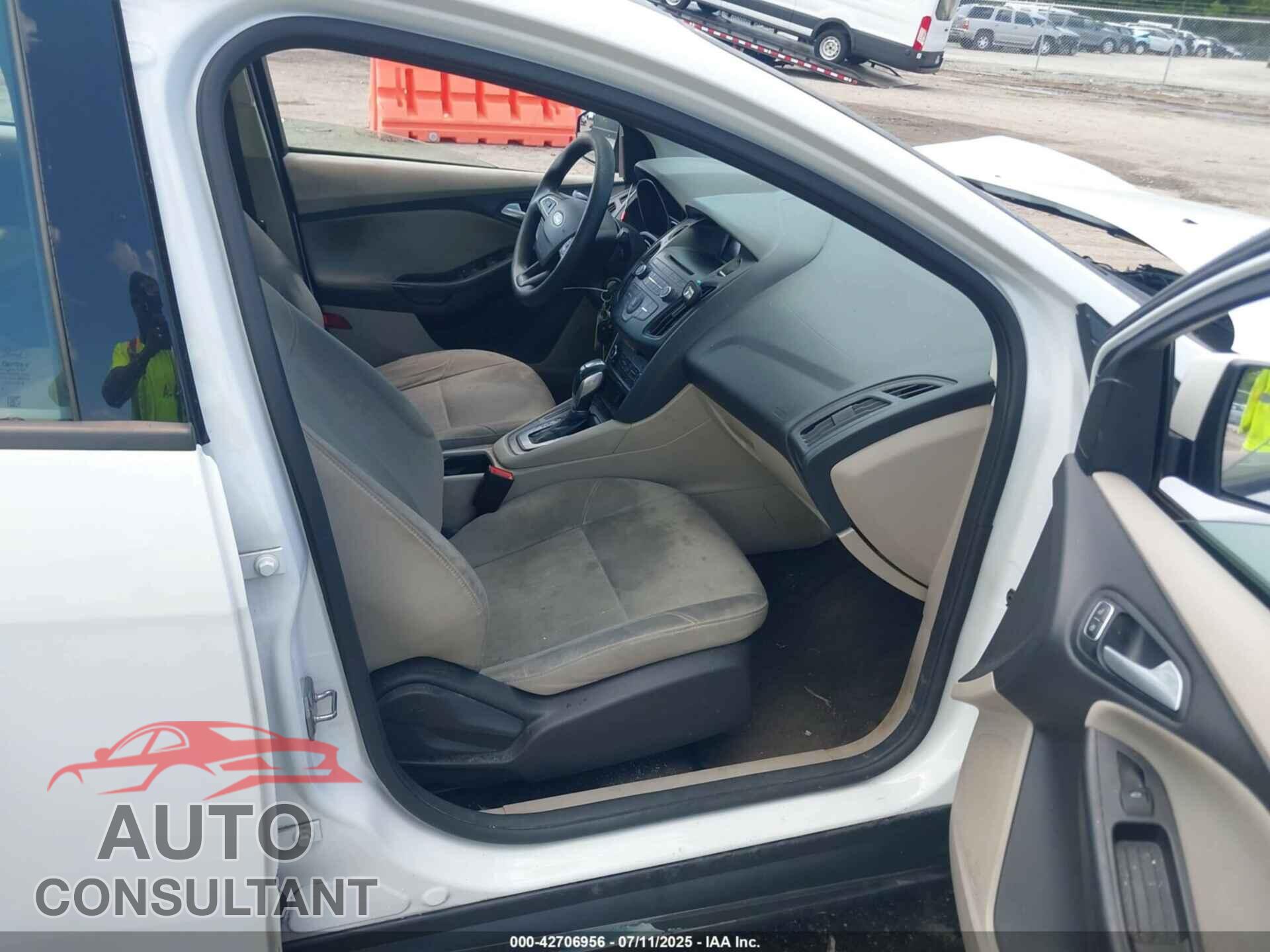 FORD FOCUS 2015 - 1FADP3F21FL259942