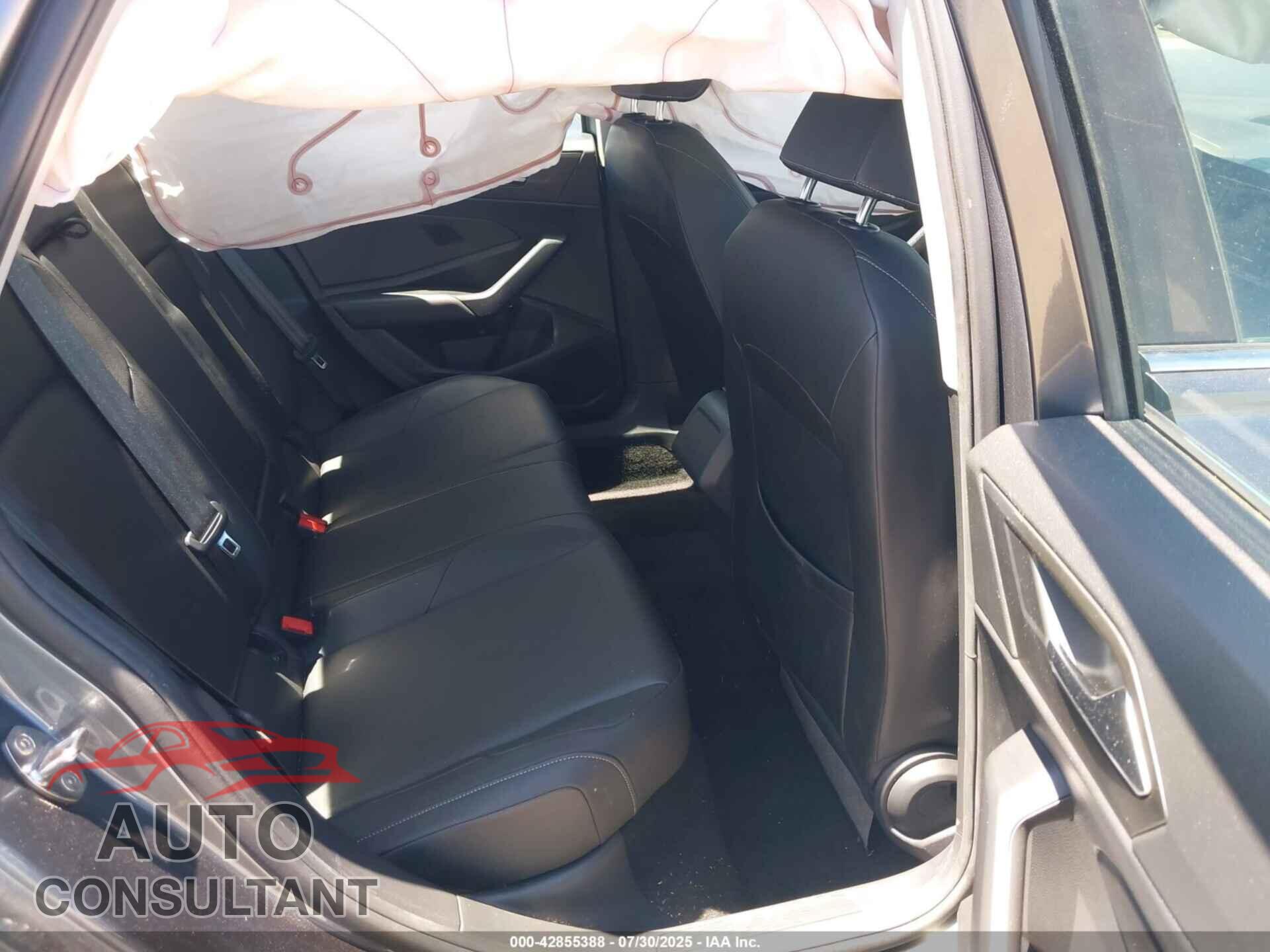 VOLKSWAGEN JETTA 2019 - 3VWC57BUXKM271345