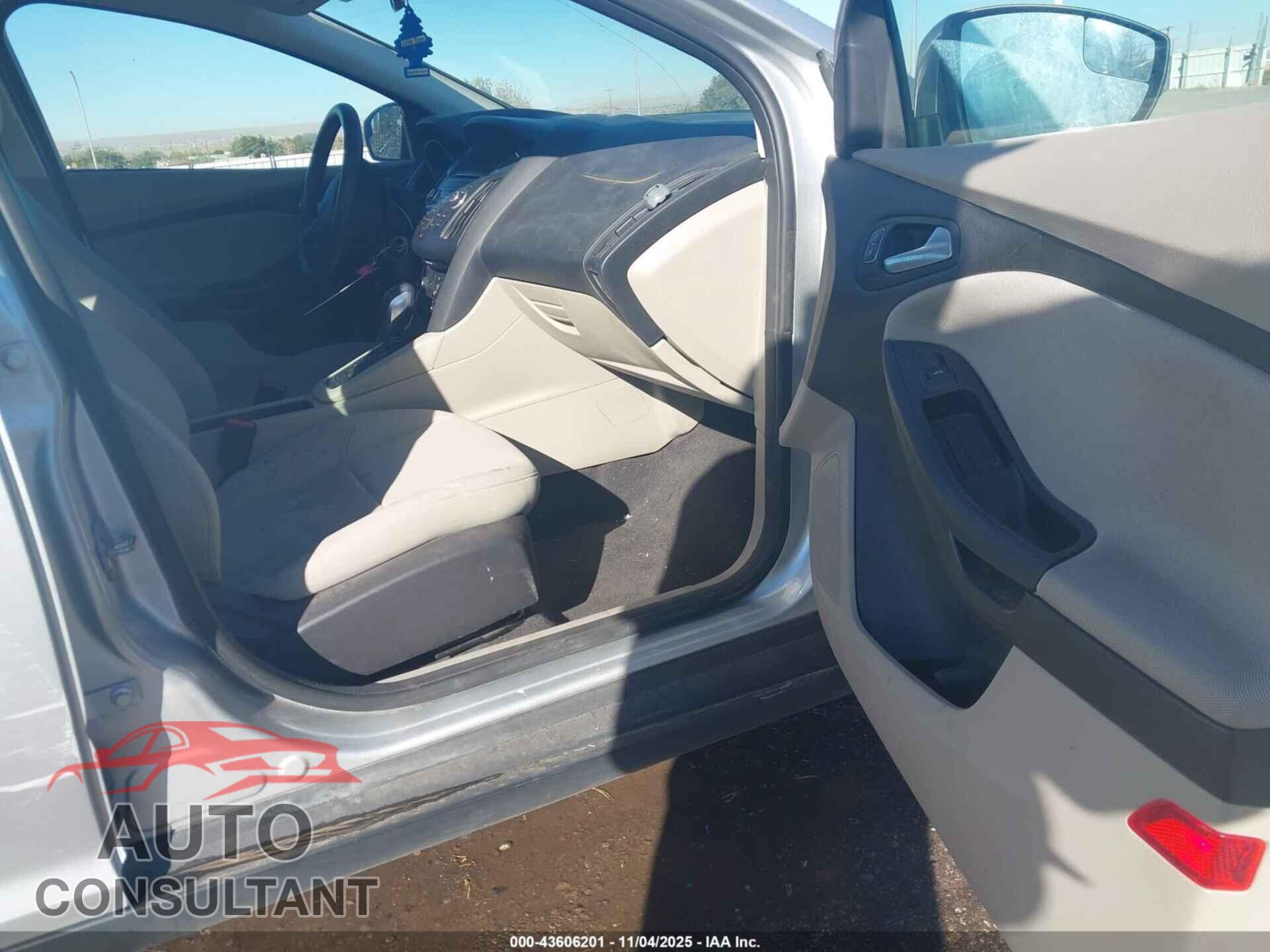FORD FOCUS 2015 - 1FADP3F28FL341179