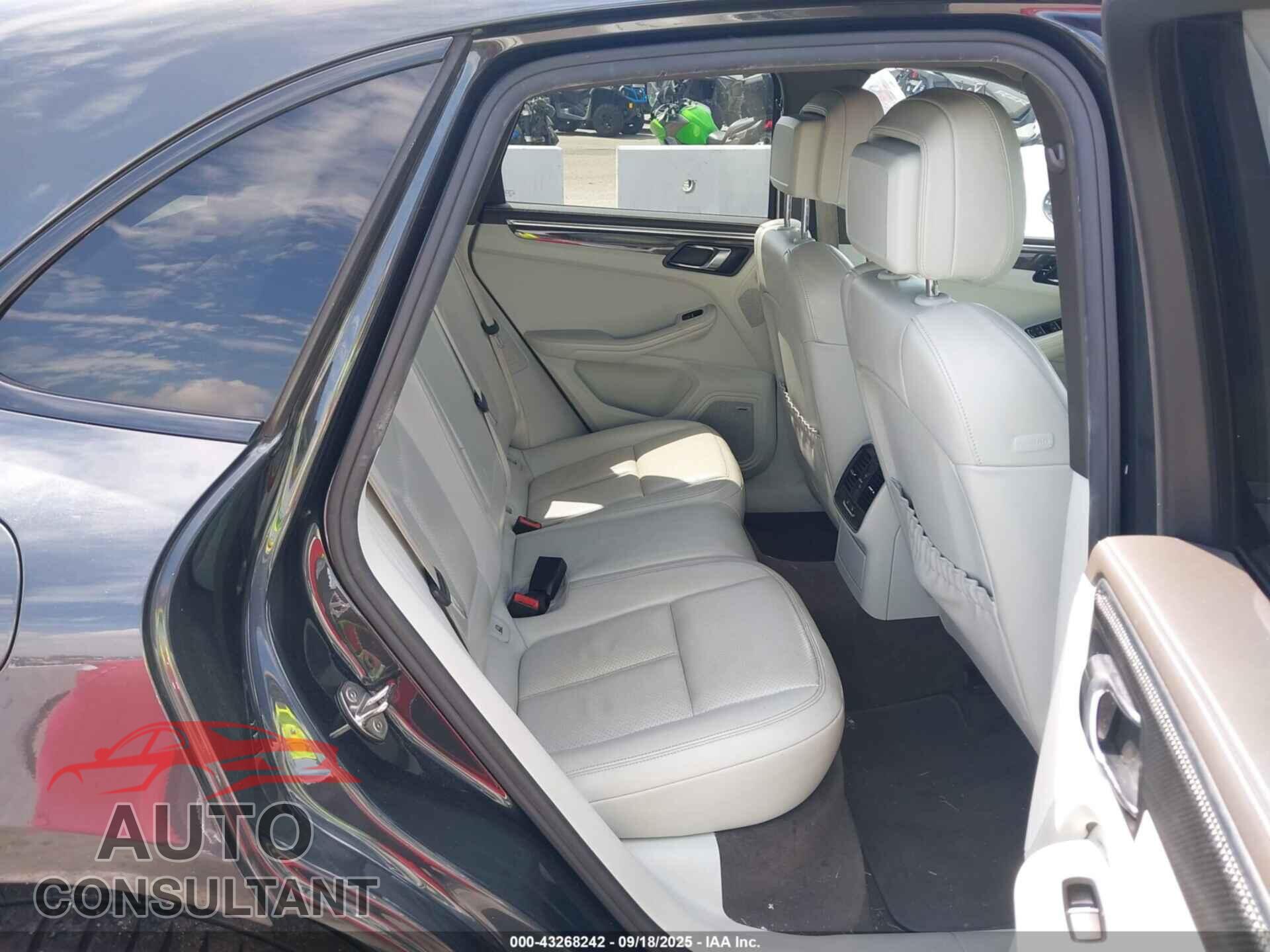 PORSCHE MACAN 2017 - WP1AG2A51HLB51007