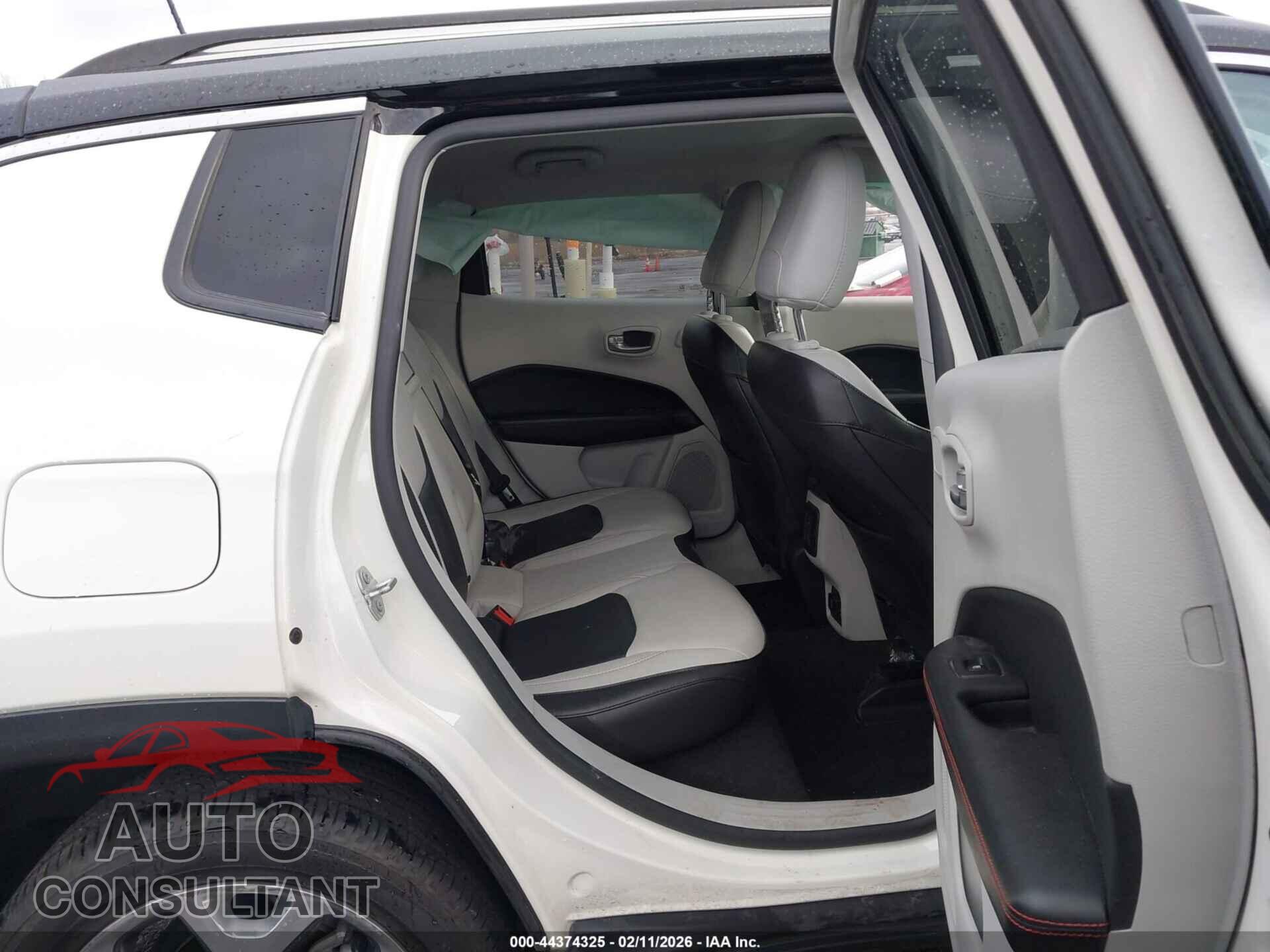 JEEP COMPASS 2018 - 3C4NJDCB8JT281895