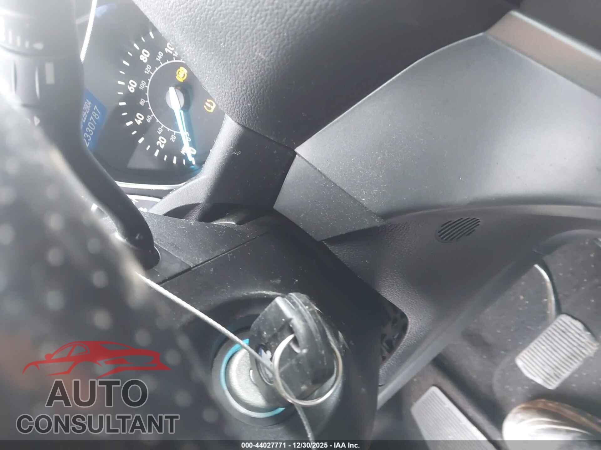 FORD ESCAPE 2018 - 1FMCU0F77JUD17236