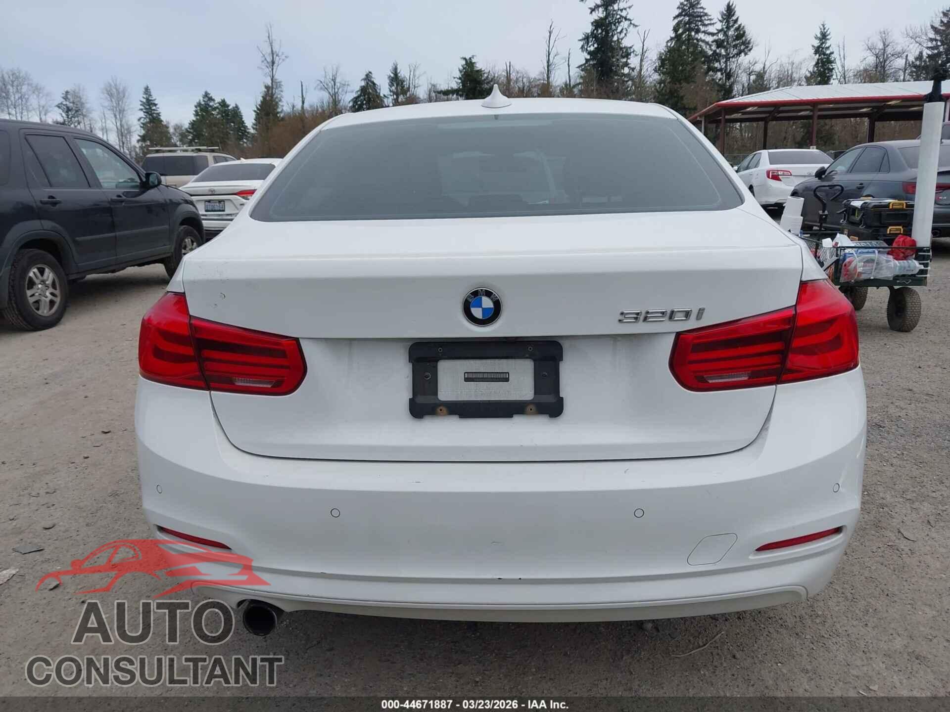 BMW 320I 2017 - WBA8E1G32HNU15536