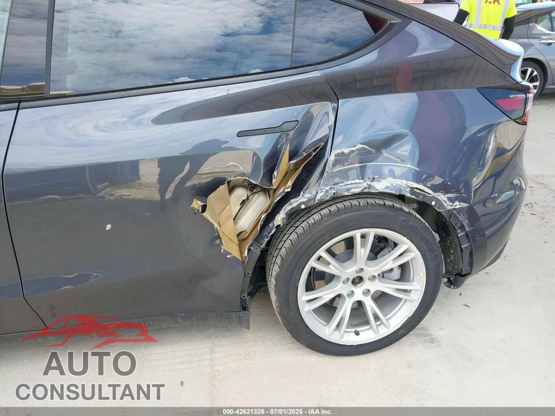 TESLA MODEL Y 2021 - 5YJYGAEE3MF144819