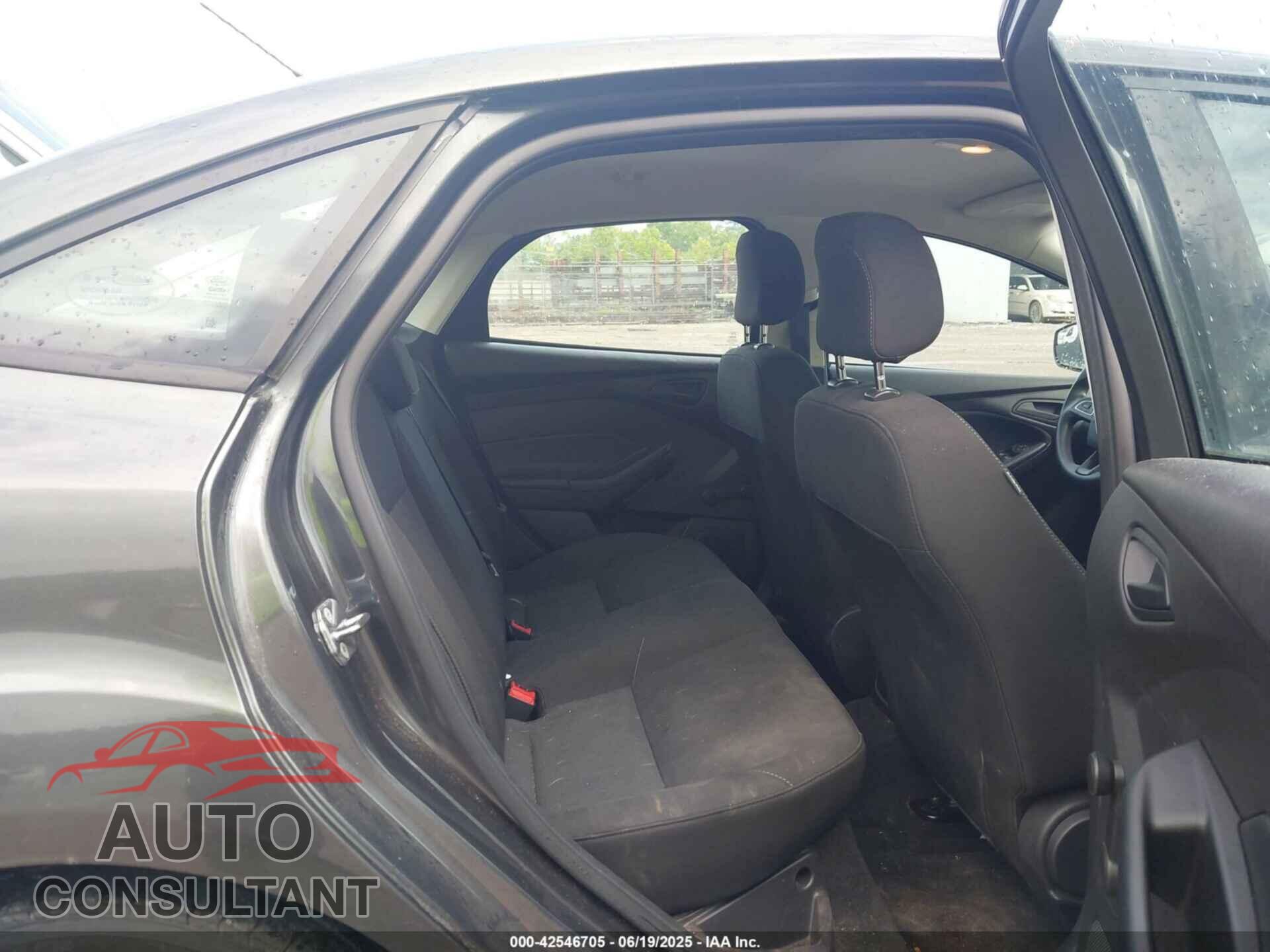 FORD FOCUS 2017 - 1FADP3E24HL301329