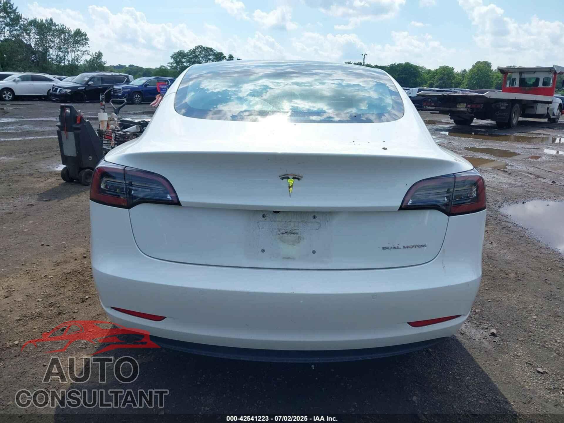 TESLA MODEL 3 2018 - 5YJ3E1EB0JF098108
