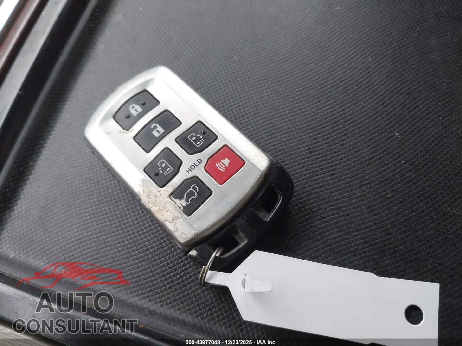 TOYOTA SIENNA 2013 - 5TDYK3DC8DS305381