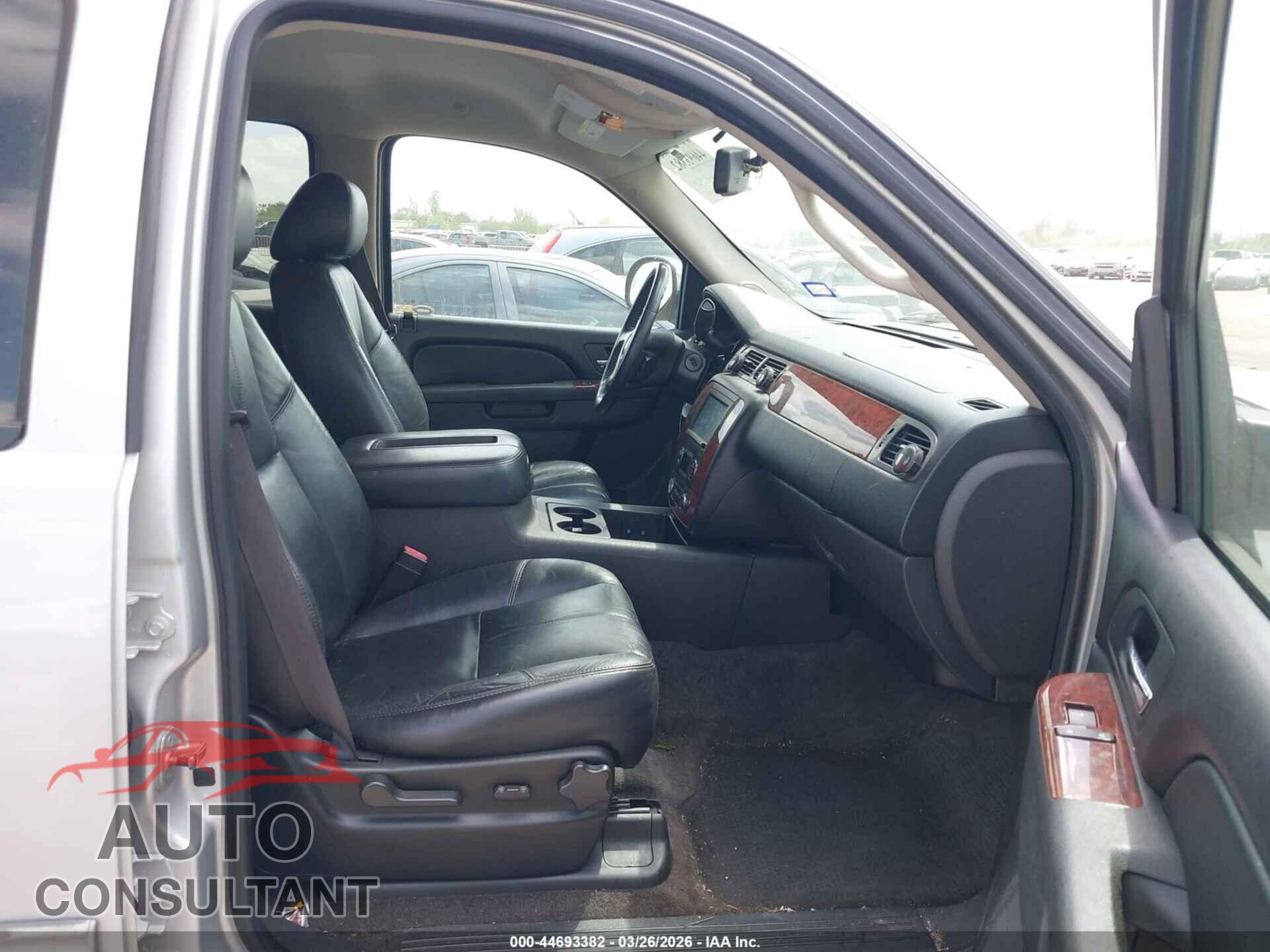 CHEVROLET TAHOE 2011 - 1GNSCBE05BR120807