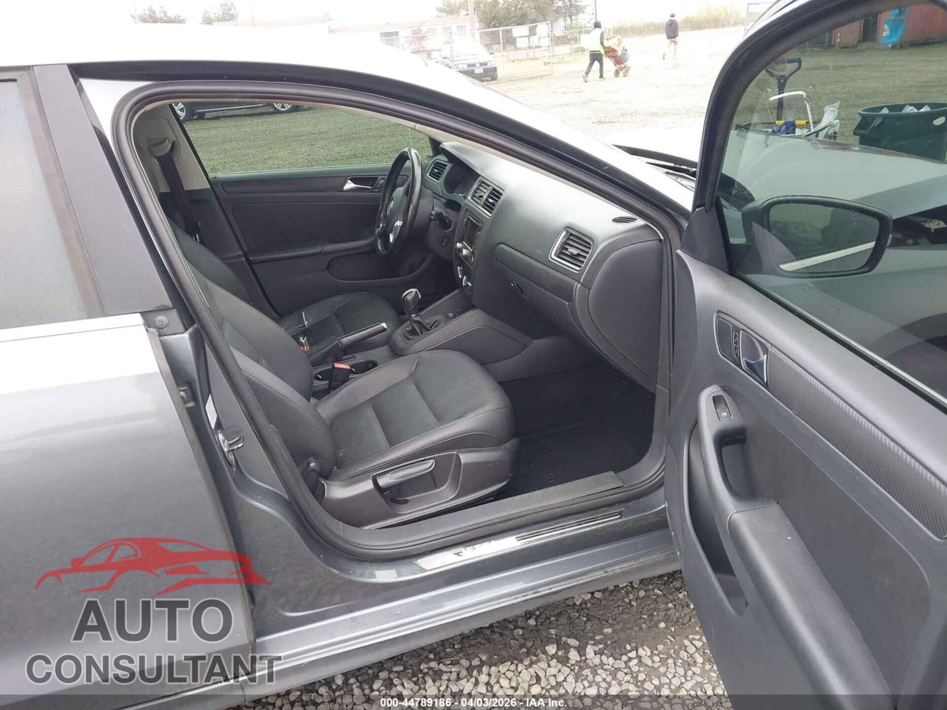 VOLKSWAGEN JETTA 2011 - 3VWLL7AJ5BM127229