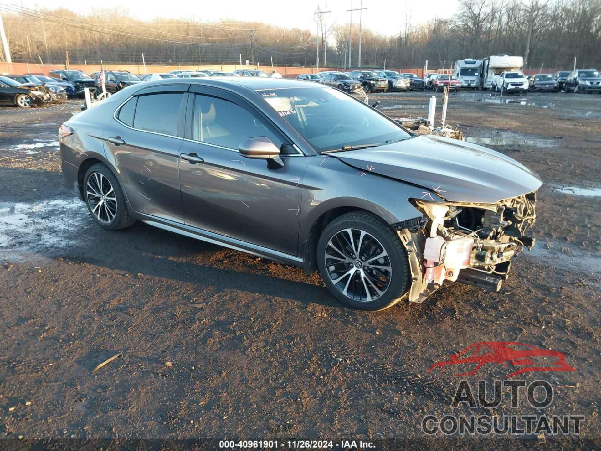 TOYOTA CAMRY 2018 - 4T1B11HK0JU032244