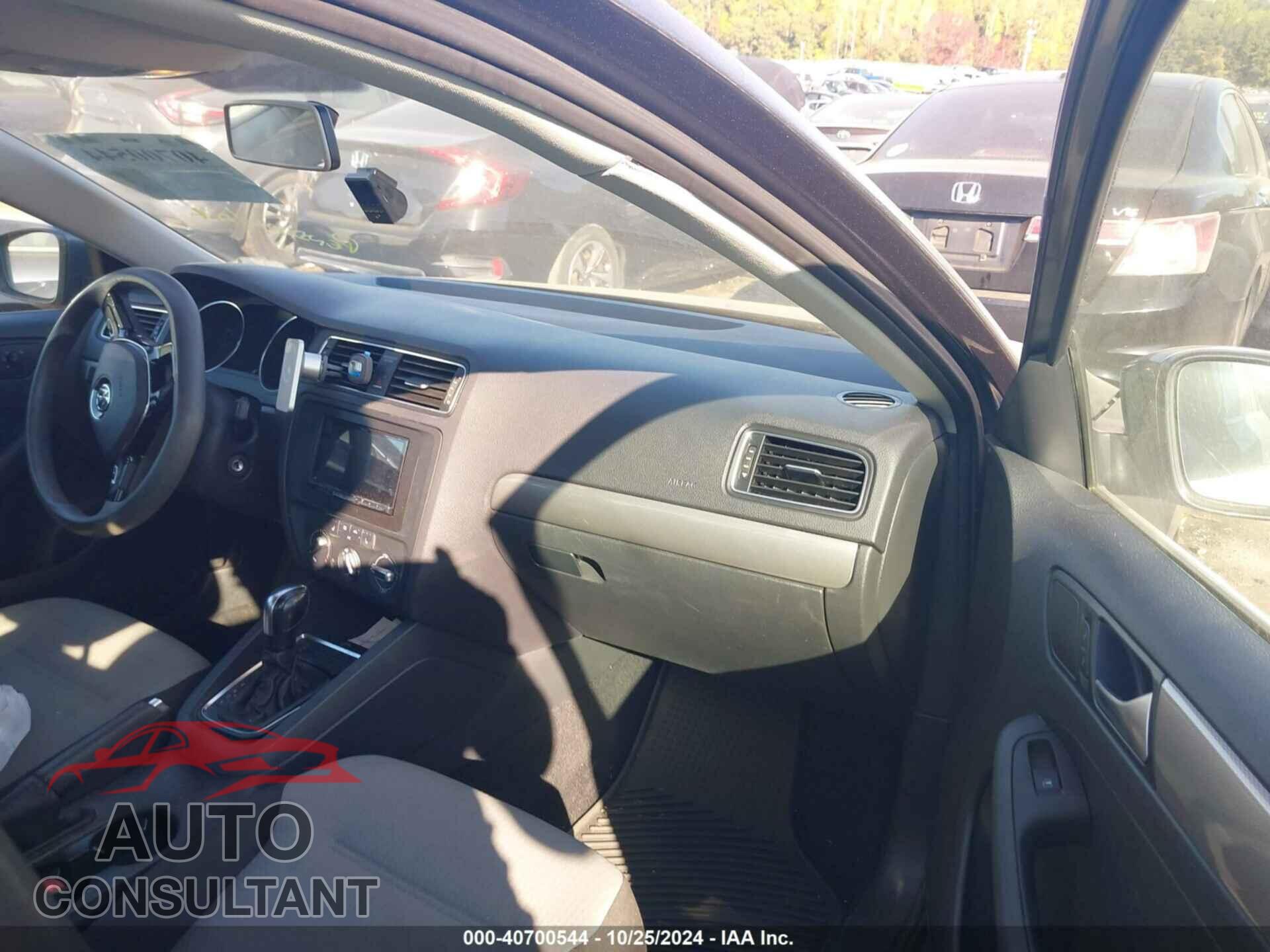 VOLKSWAGEN JETTA 2017 - 3VW2B7AJXHM301349