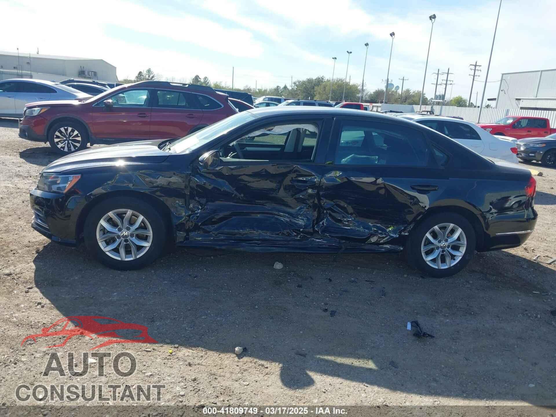 VOLKSWAGEN PASSAT 2018 - 1VWAA7A35JC007347