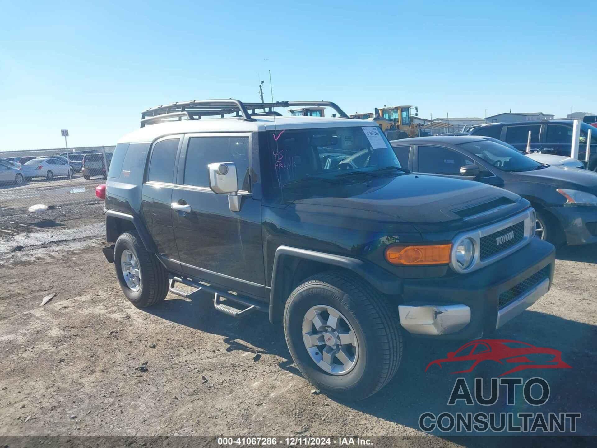 TOYOTA FJ CRUISER 2011 - JTEBU4BF3BK110131