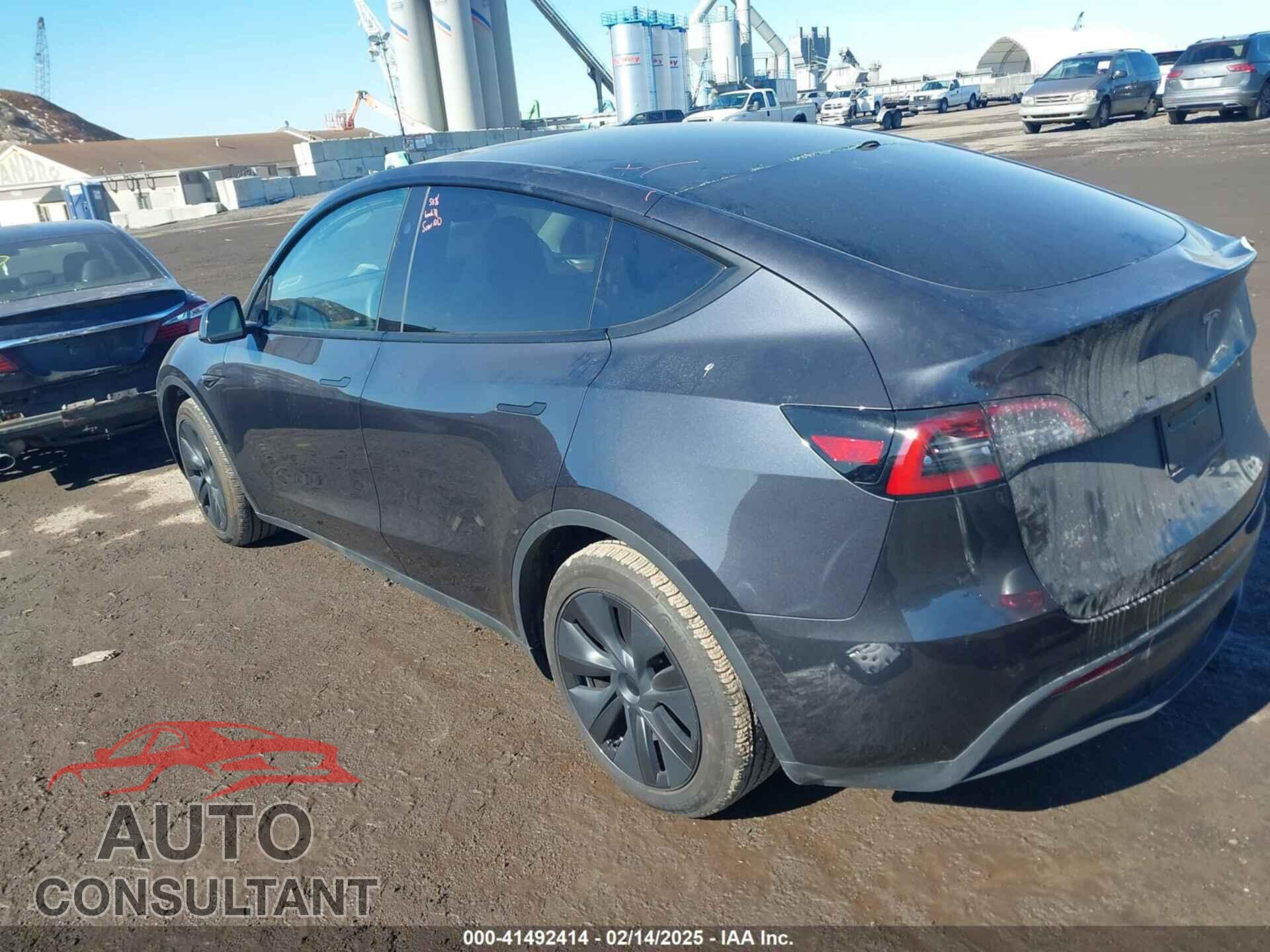 TESLA MODEL Y 2024 - 7SAYGAEE8RF111809