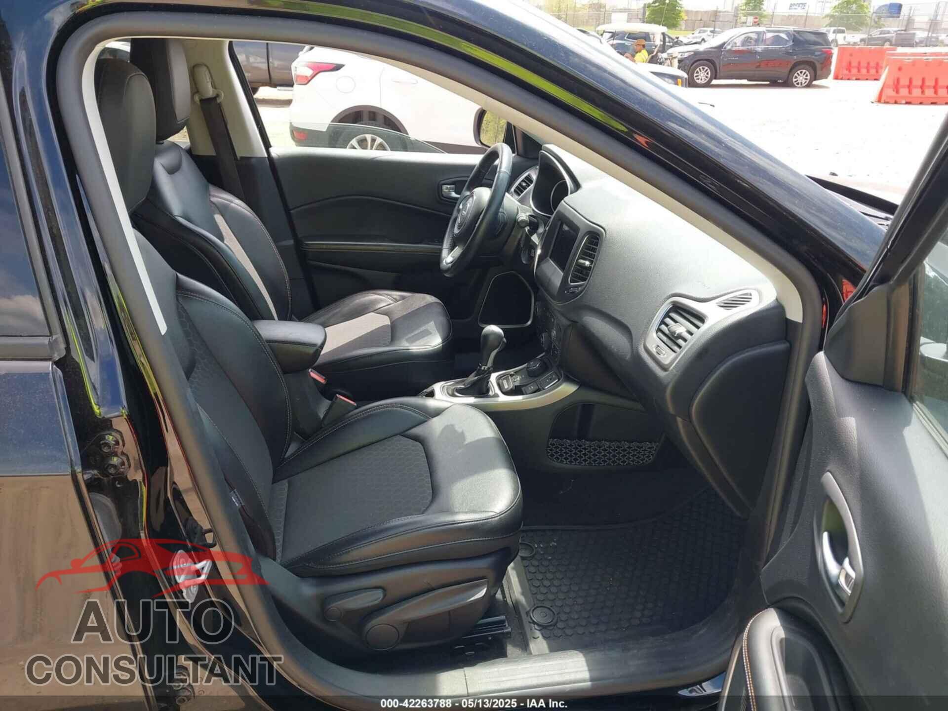 JEEP COMPASS 2018 - 3C4NJDBB7JT138910