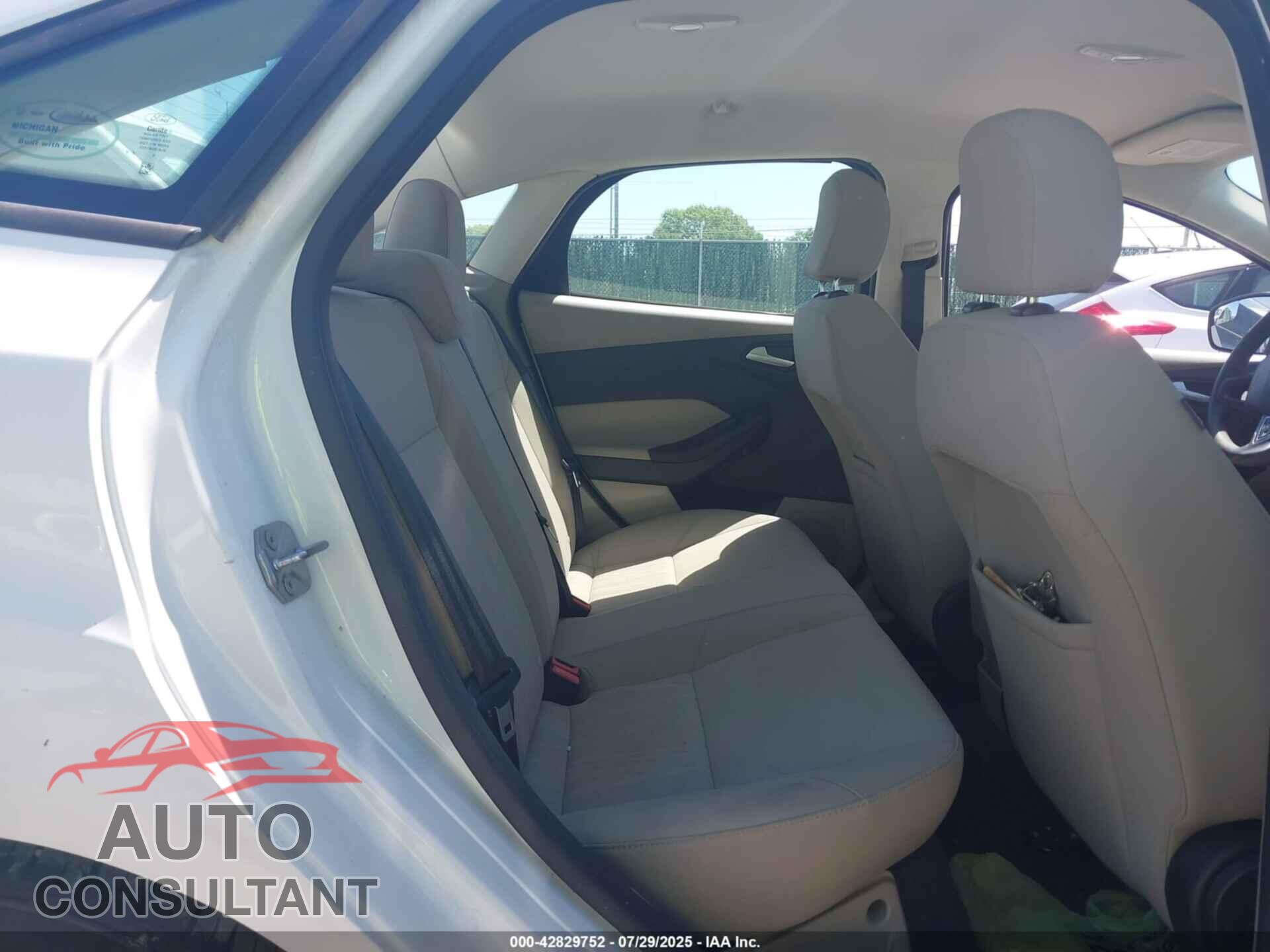 FORD FOCUS 2017 - 1FADP3F23HL235628