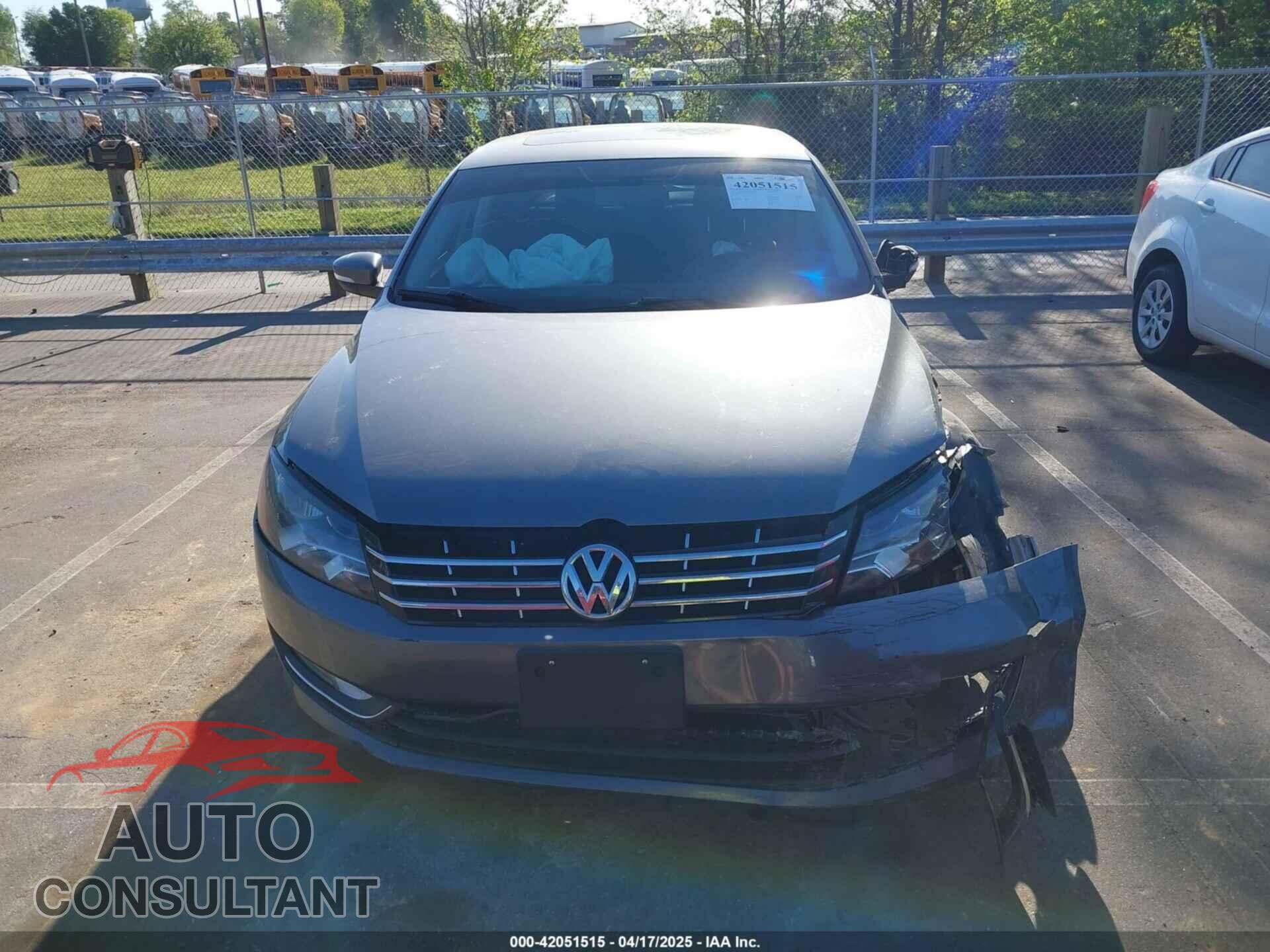 VOLKSWAGEN PASSAT 2015 - 1VWCV7A31FC067016