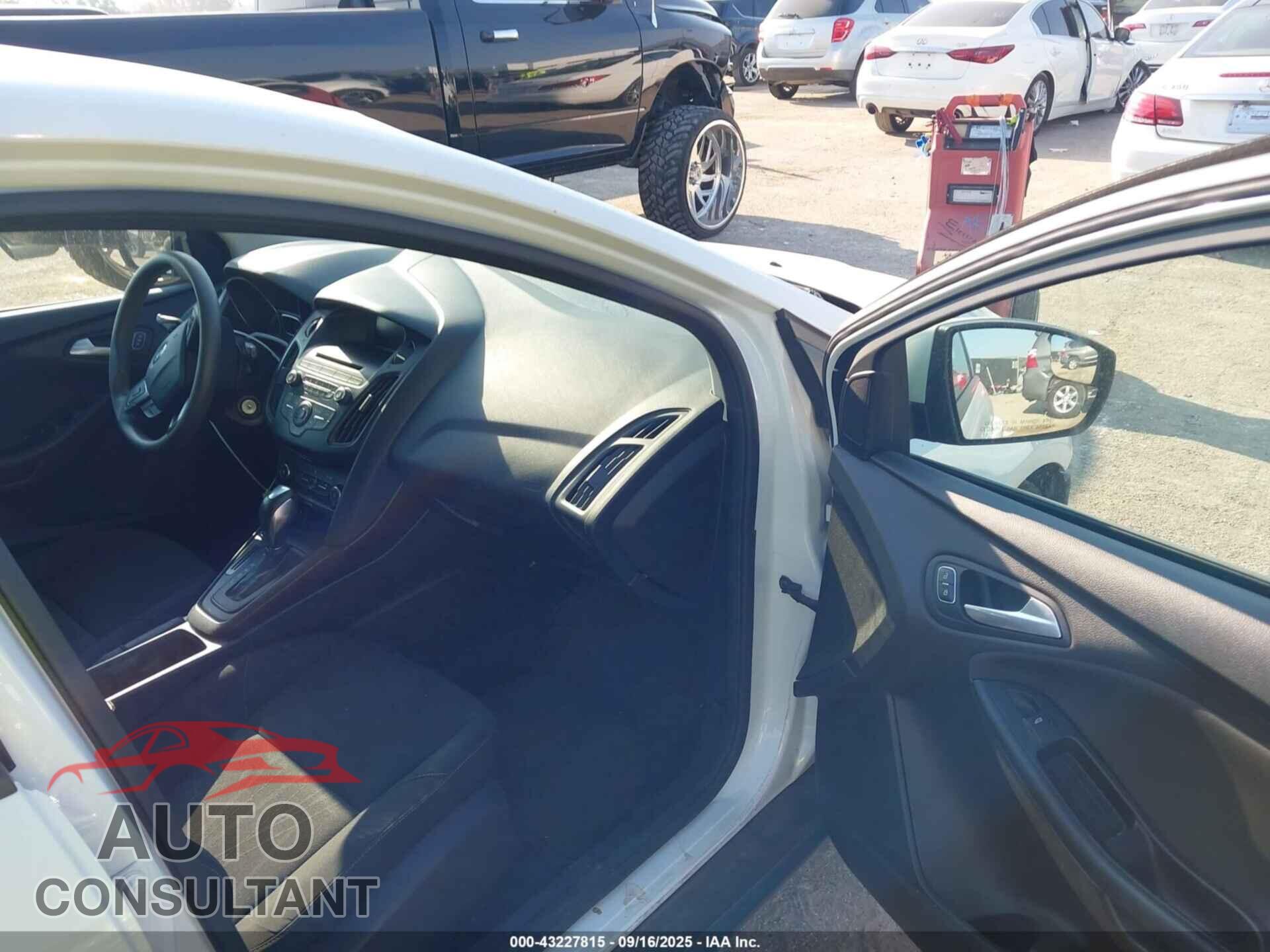 FORD FOCUS 2015 - 1FADP3K2XFL384475