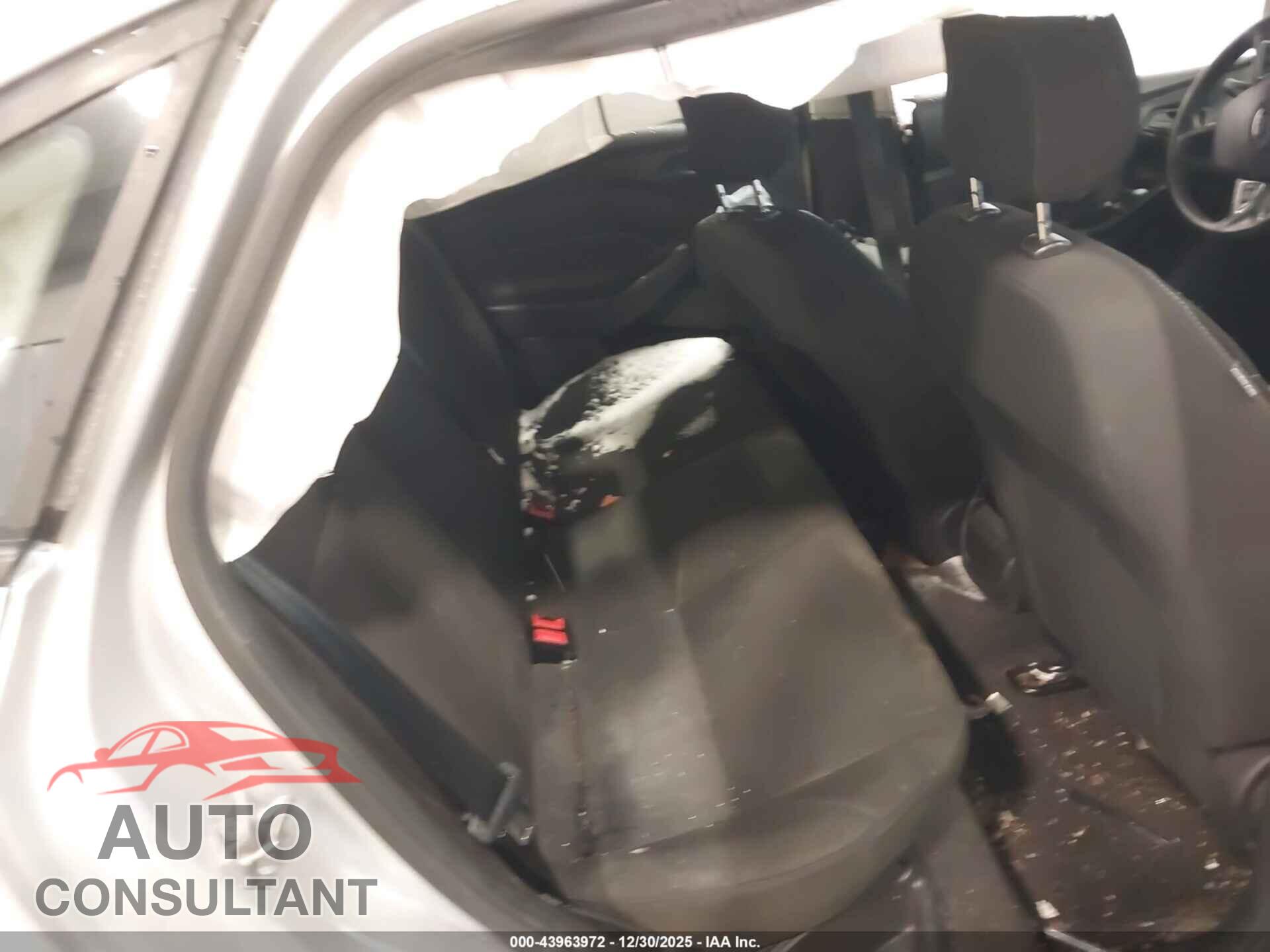 FORD FOCUS 2018 - 1FADP3E21JL211383