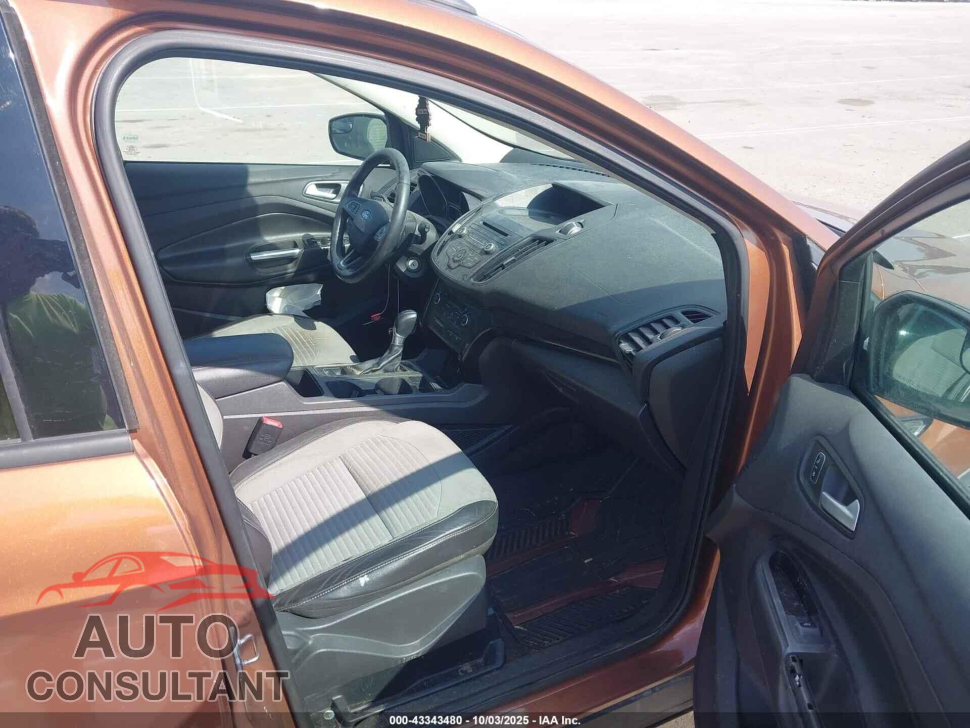 FORD ESCAPE 2017 - 1FMCU0GD5HUC84445