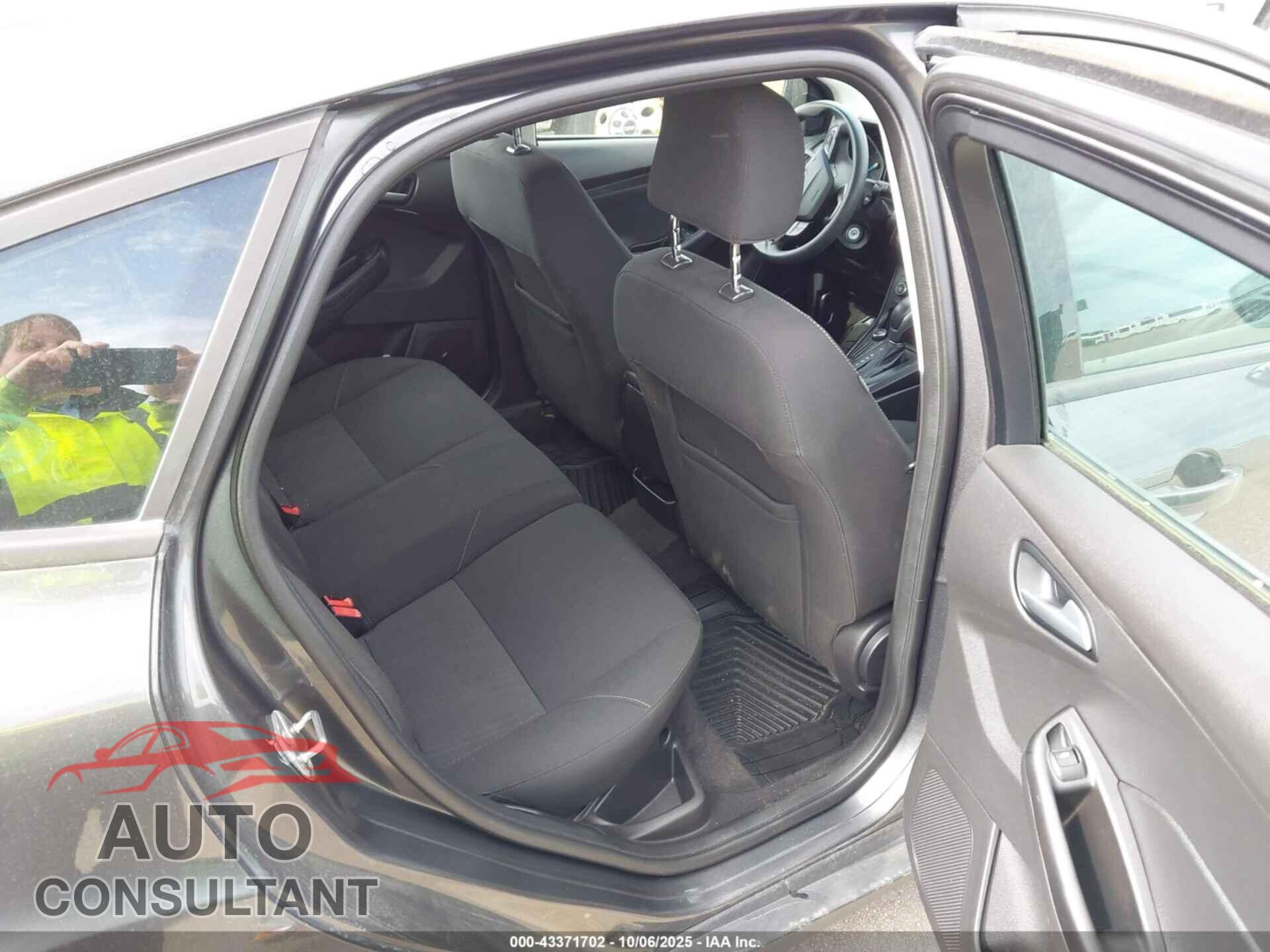 FORD FOCUS 2017 - 1FADP3K23HL344211