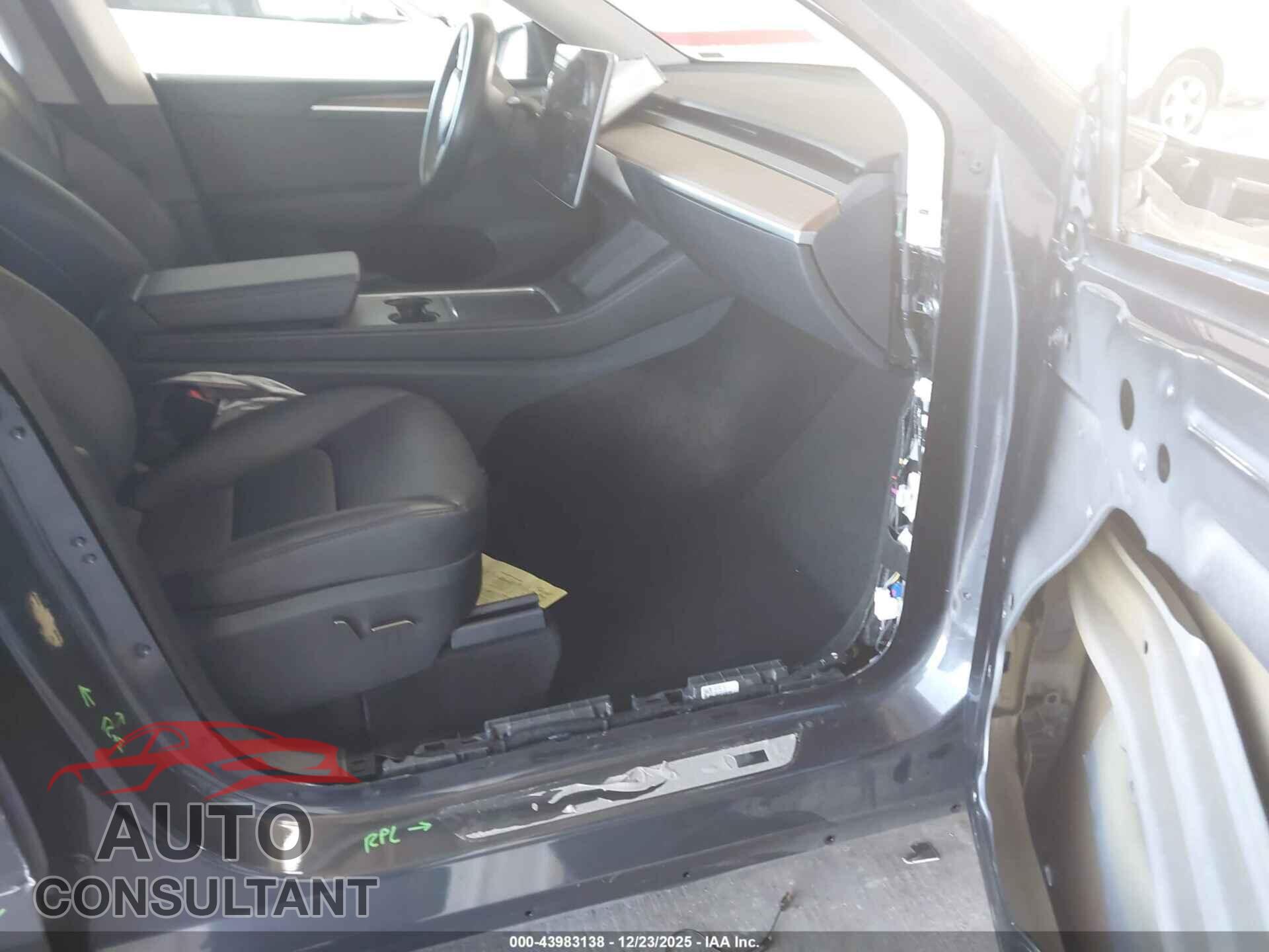 TESLA MODEL Y 2024 - 7SAYGAEE6RF090104