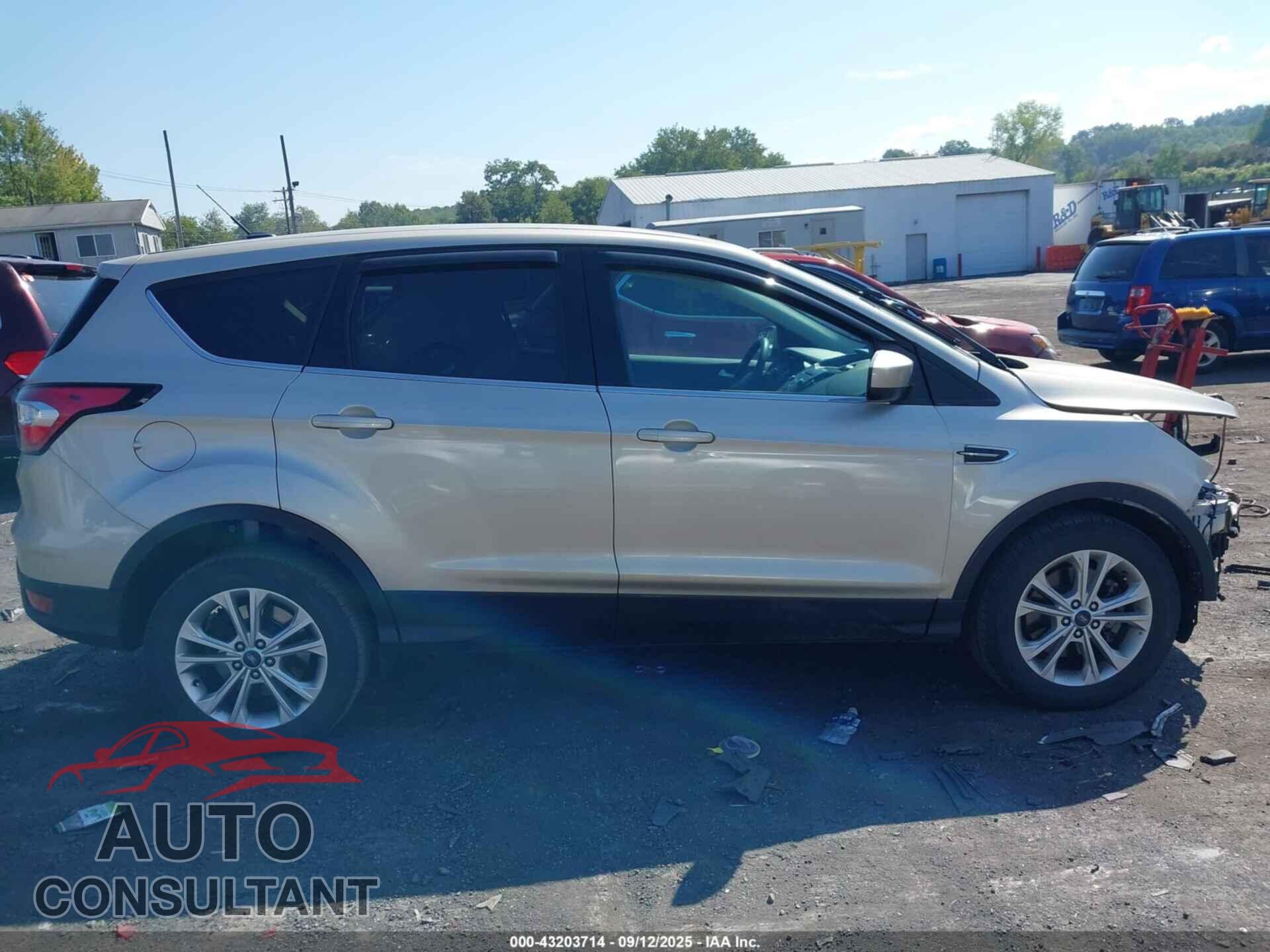 FORD ESCAPE 2017 - 1FMCU9GD5HUC42104