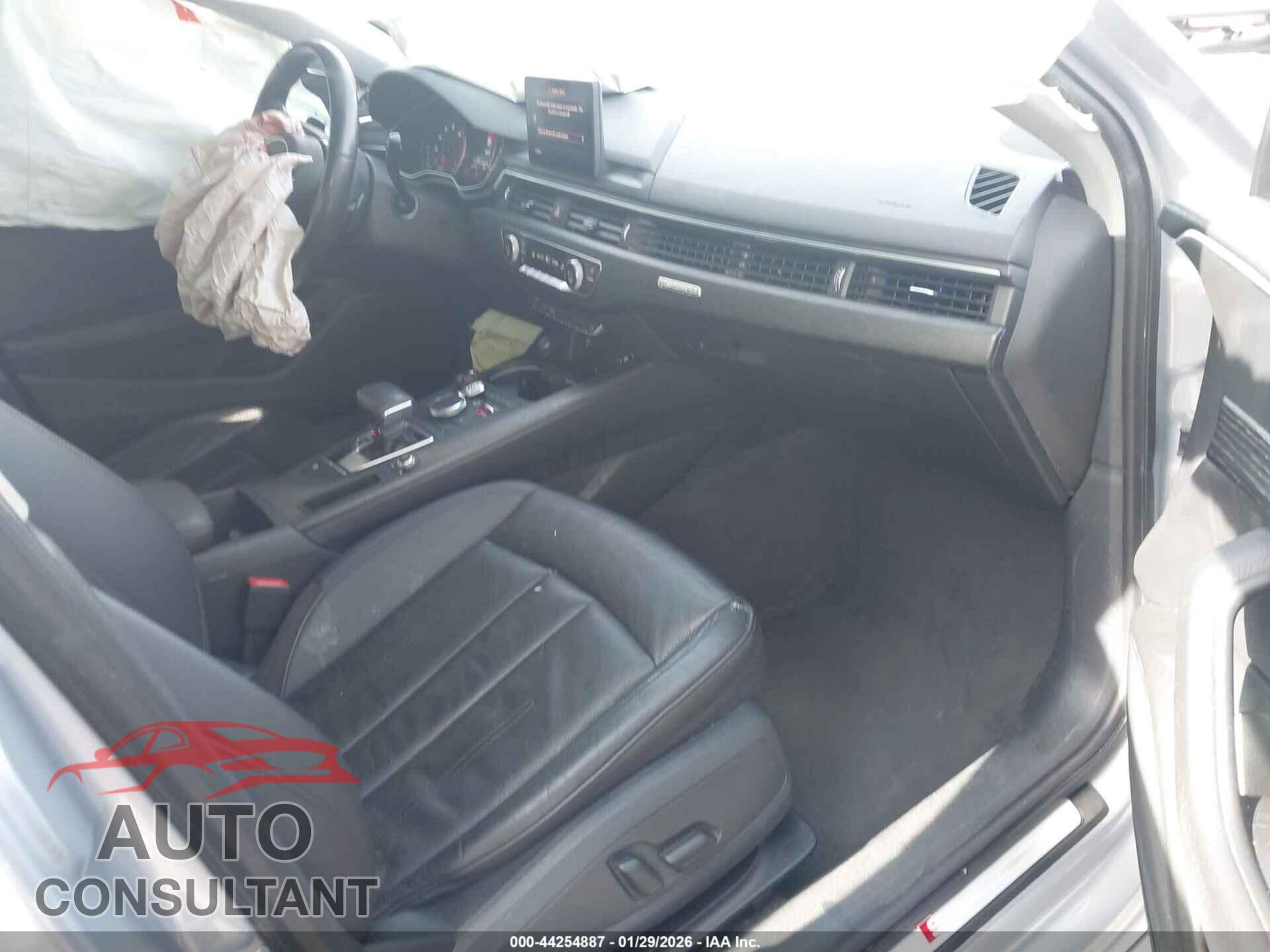 AUDI A4 2019 - WAUDNAF42KA006833