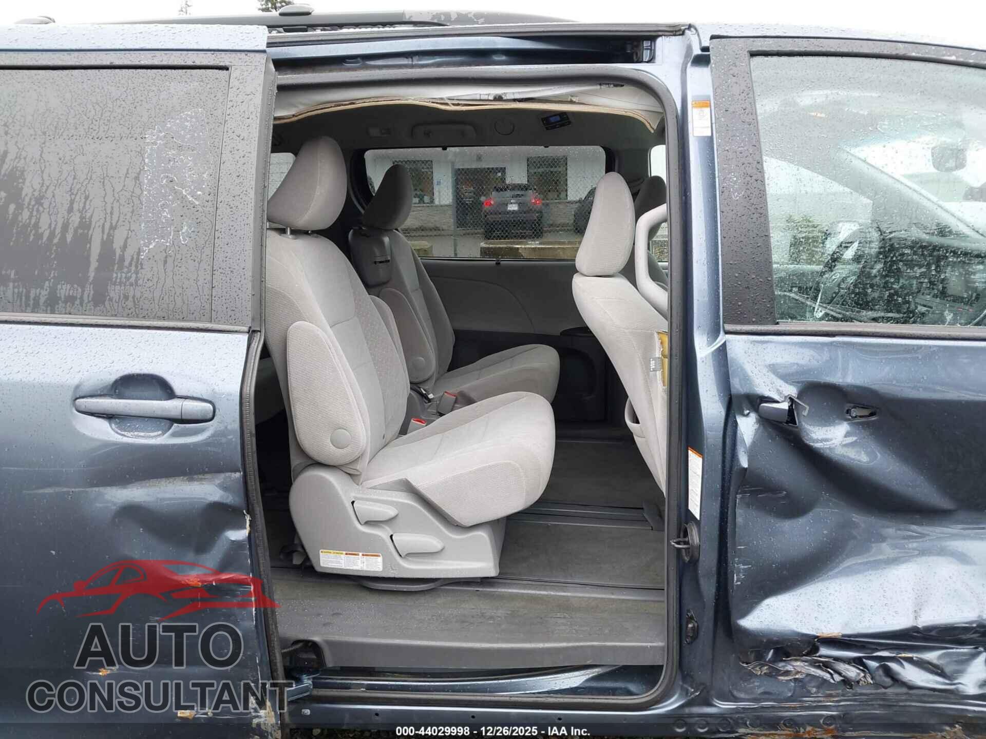 TOYOTA SIENNA 2017 - 5TDKZ3DC4HS851134