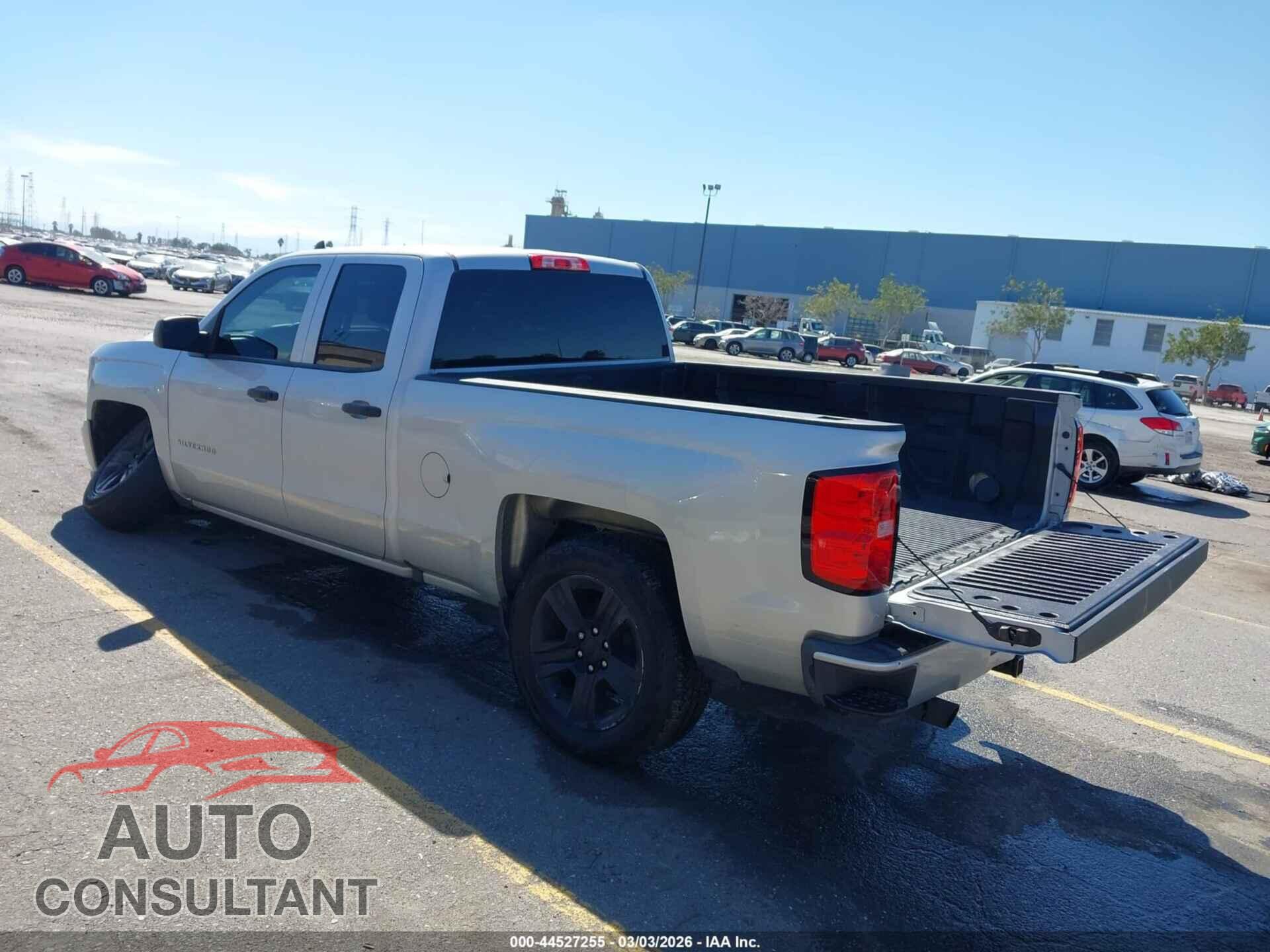 CHEVROLET SILVERADO 1500 2018 - 1GCRCPEC2JZ330052