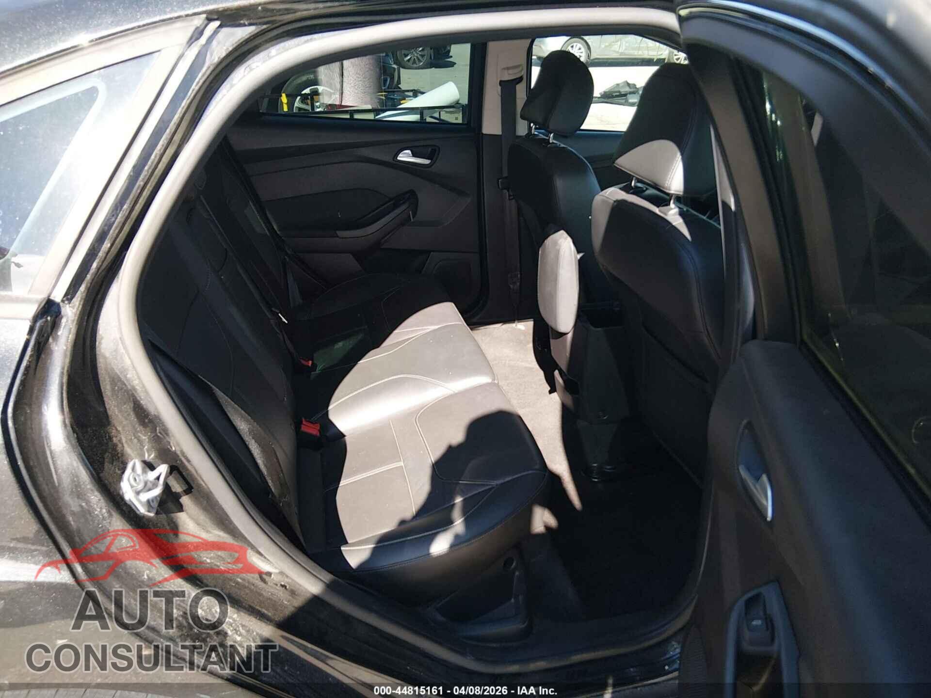 FORD FOCUS 2015 - 1FADP3F24FL240818