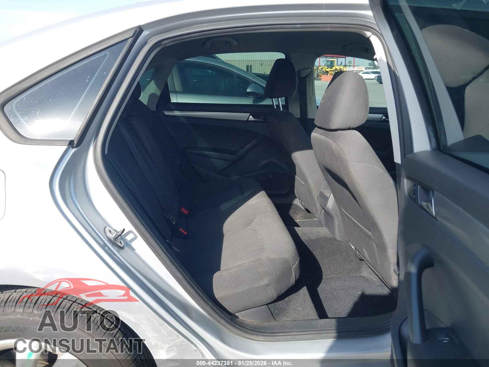 VOLKSWAGEN PASSAT 2013 - 1VWAP7A37DC084353