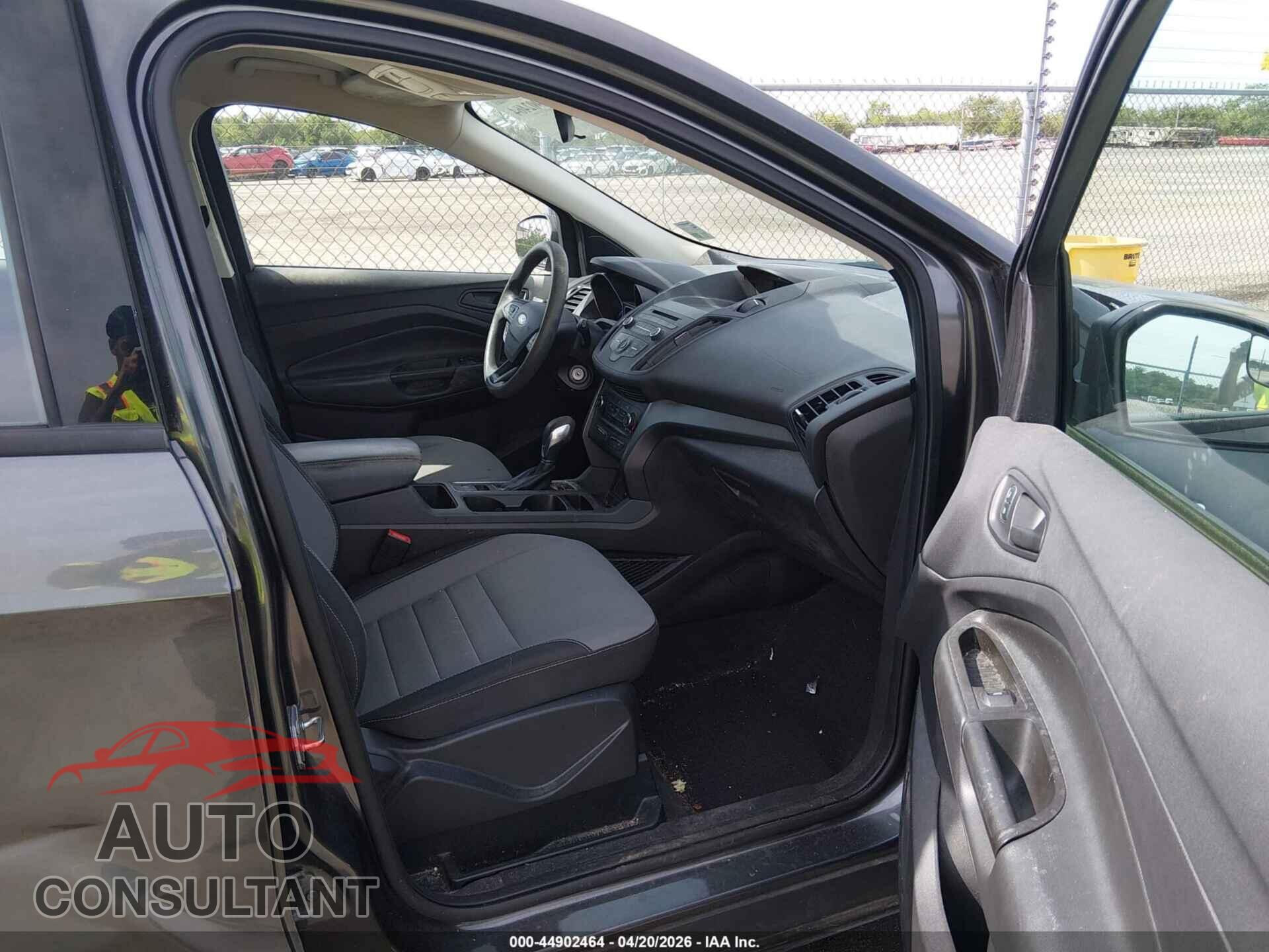 FORD ESCAPE 2017 - 1FMCU0F78HUC89604