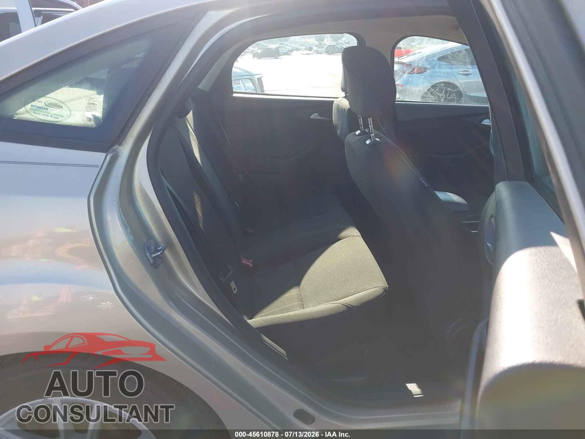FORD FOCUS 2018 - 1FADP3F28JL239972