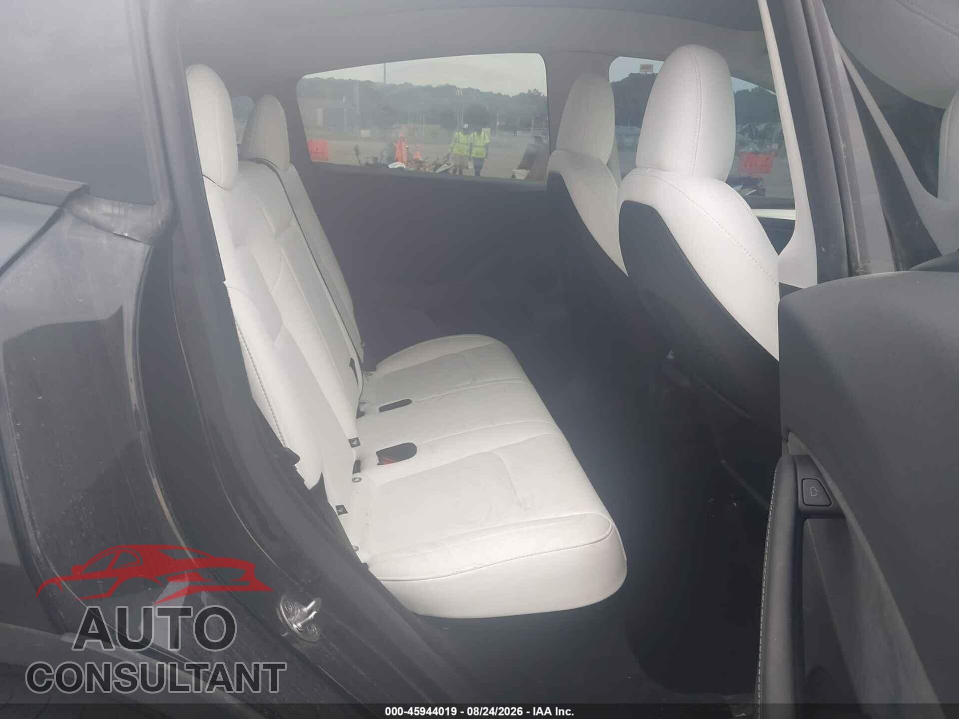 TESLA MODEL Y 2025 - 7SAYGDEE2SF222637
