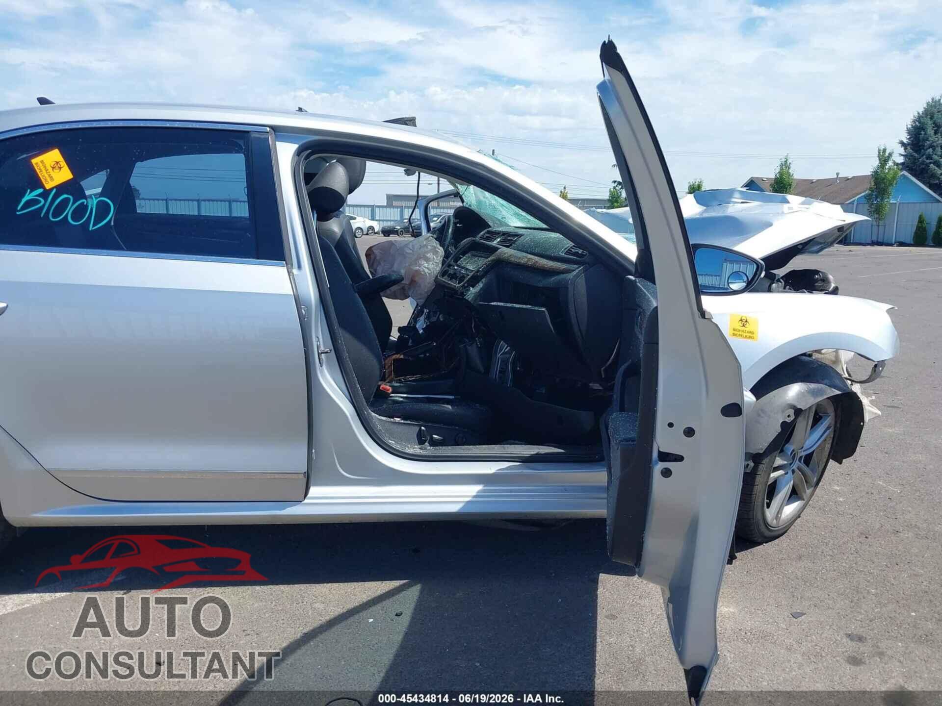 VOLKSWAGEN PASSAT 2012 - 1VWCN7A37CC010380