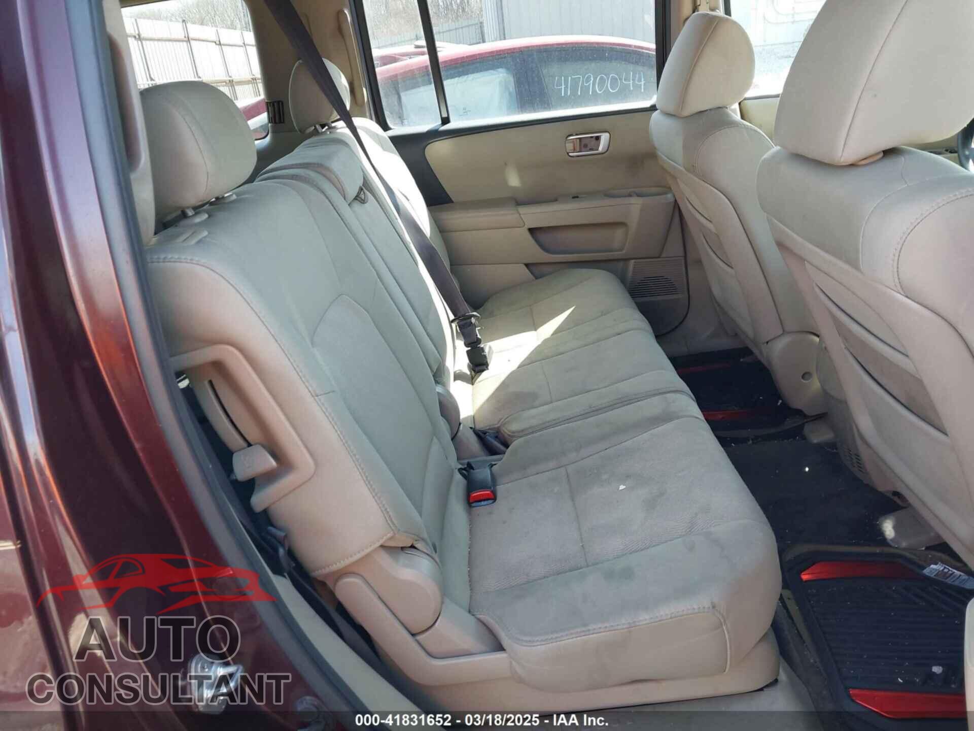 HONDA PILOT 2011 - 5FNYF4H21BB027582