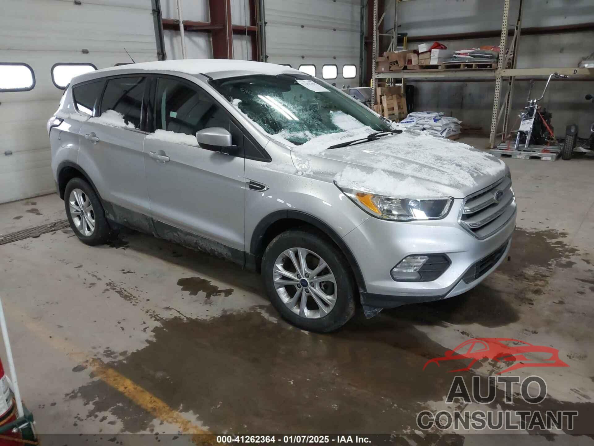 FORD ESCAPE 2017 - 1FMCU9GD5HUD52439