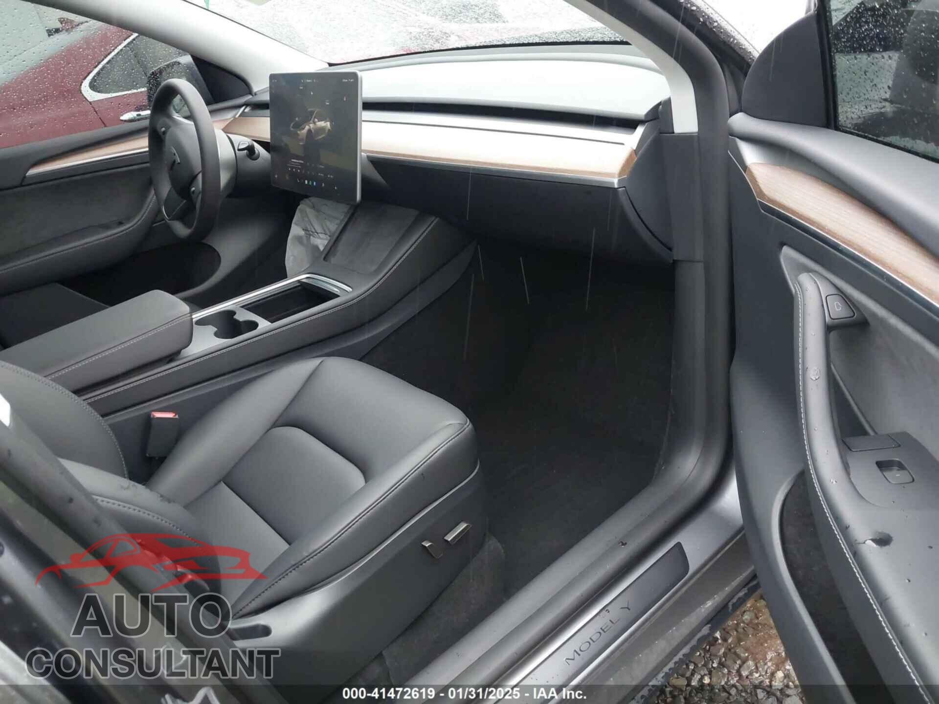 TESLA MODEL Y 2024 - 7SAYGAEE2RF186392