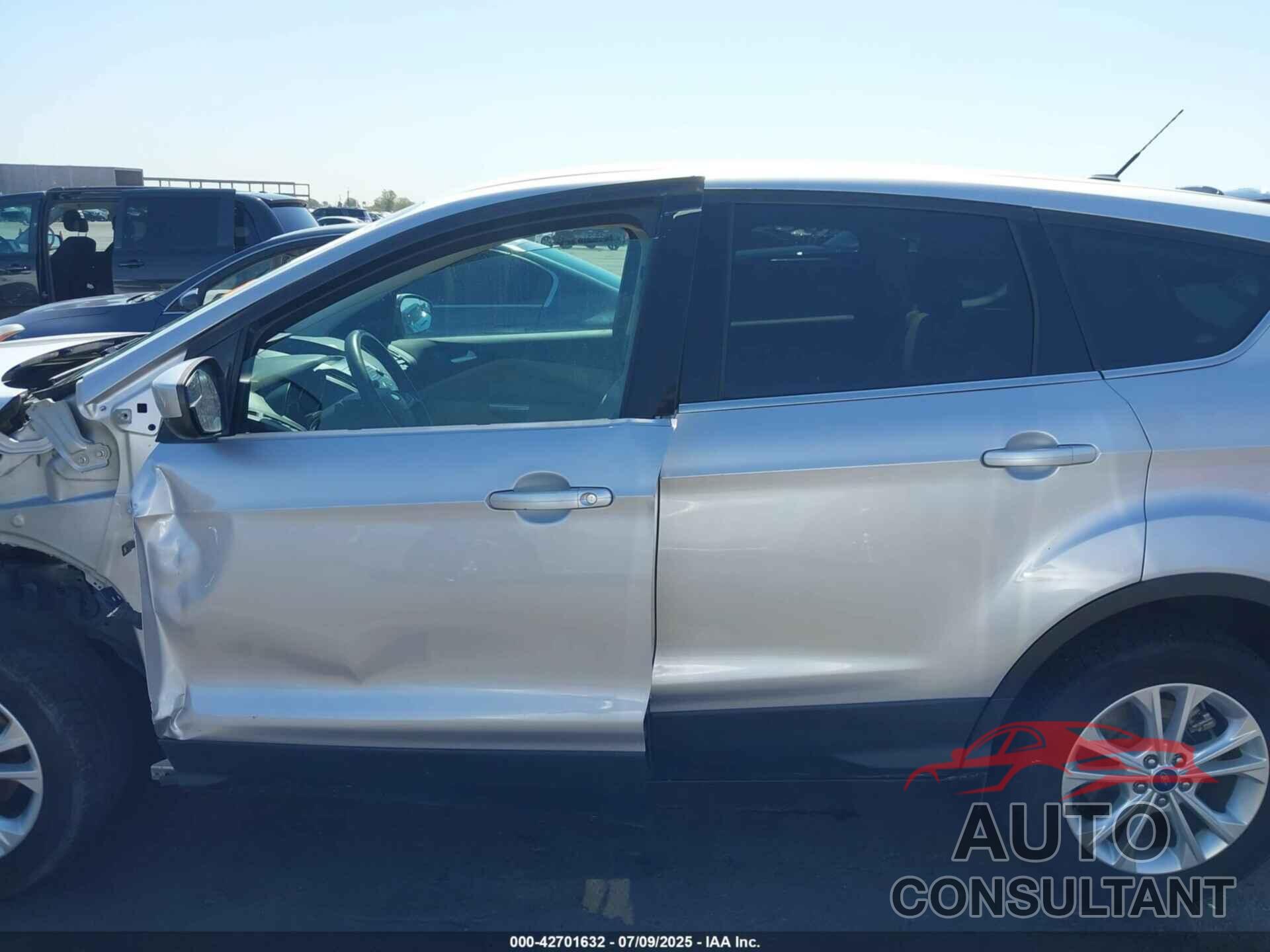 FORD ESCAPE 2017 - 1FMCU0GD2HUA54569