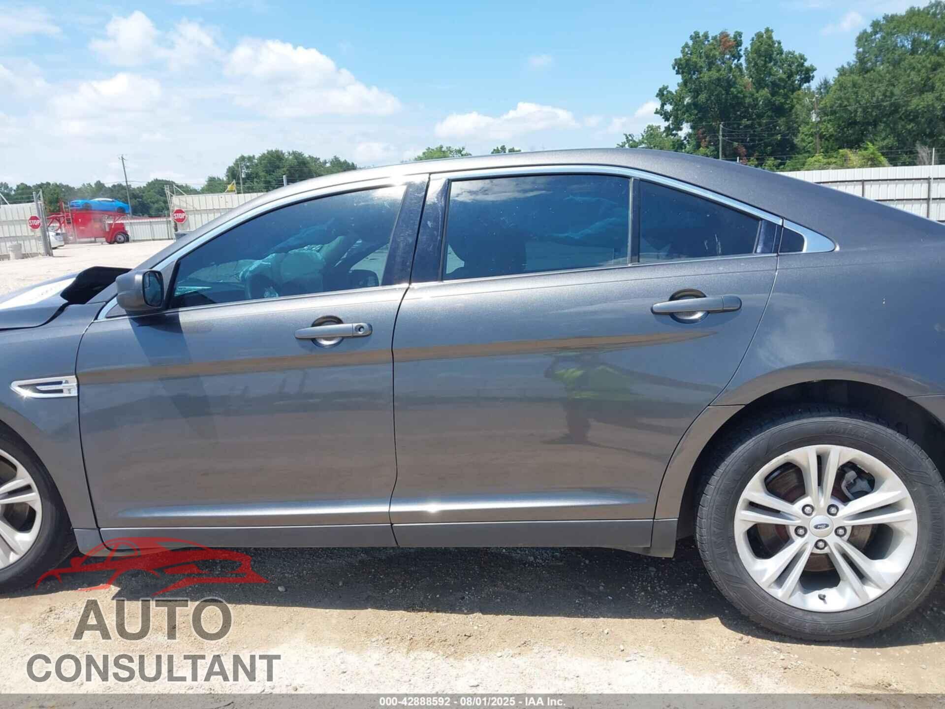 FORD TAURUS 2017 - 1FAHP2D82HG136844