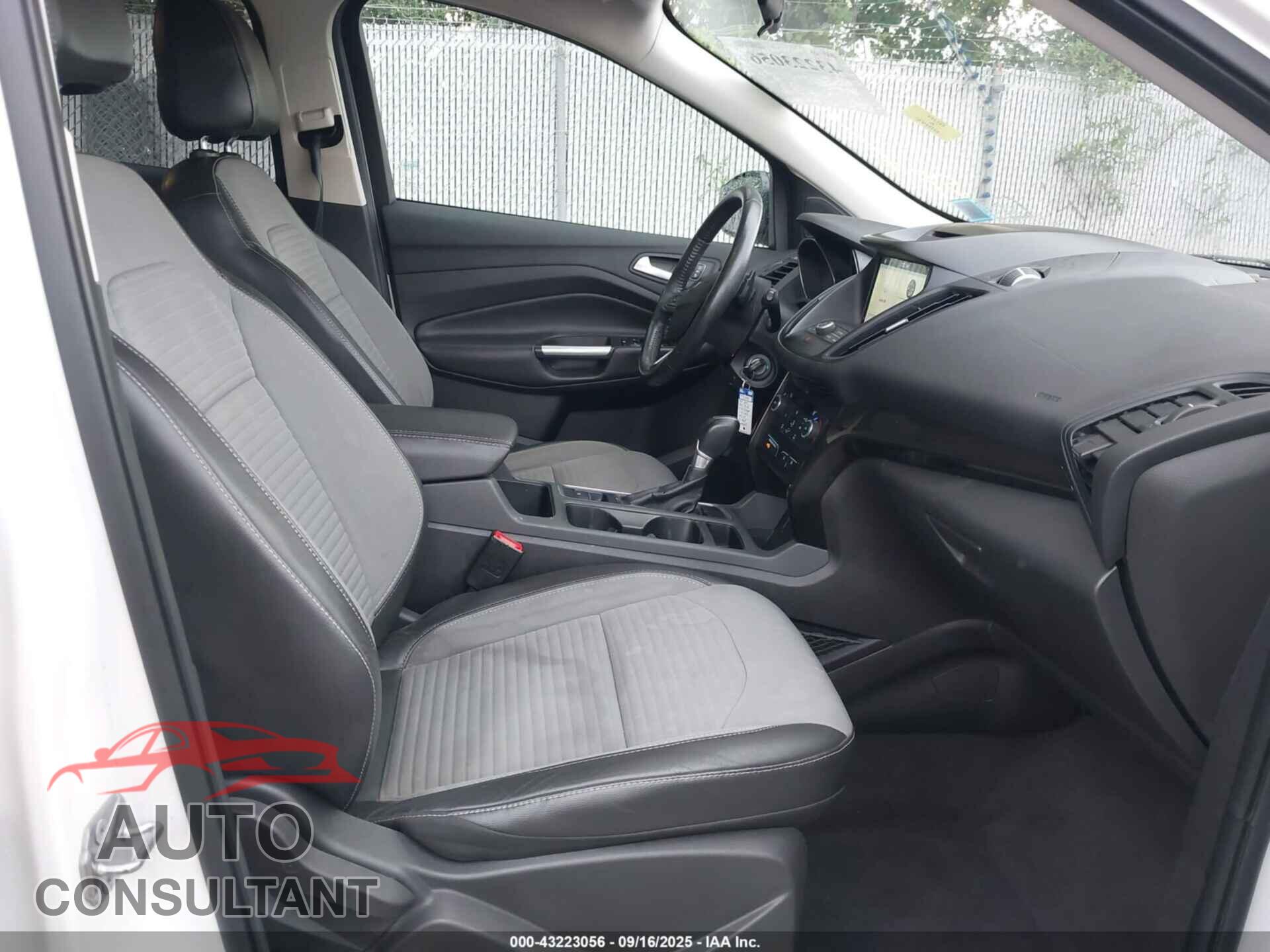 FORD ESCAPE 2017 - 1FMCU9GD9HUC41389