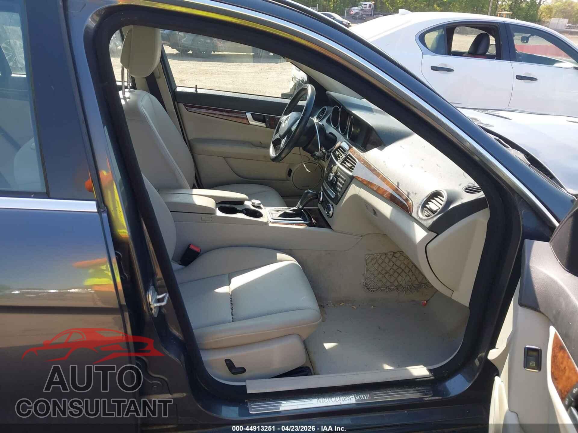 MERCEDES-BENZ C 300 2013 - WDDGF8AB2DR268809
