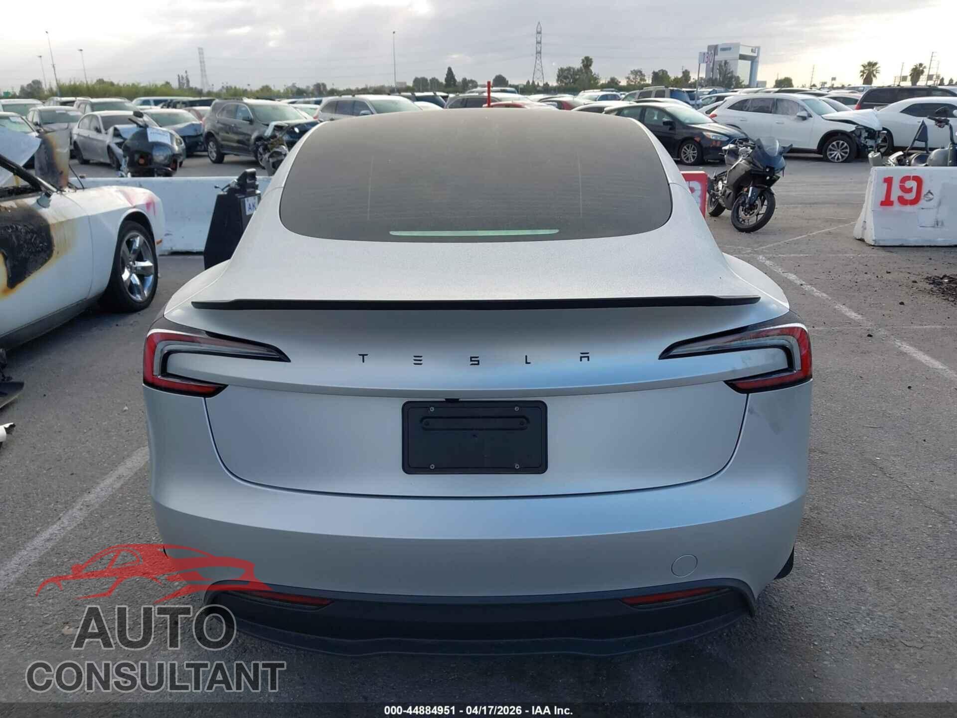 TESLA MODEL 3 2024 - 5YJ3E1EA5RF743323