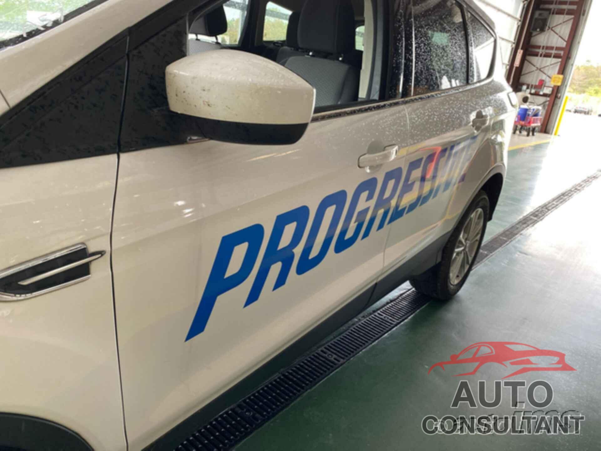 FORD ESCAPE 2017 - 1FMCU0GD4HUA62706
