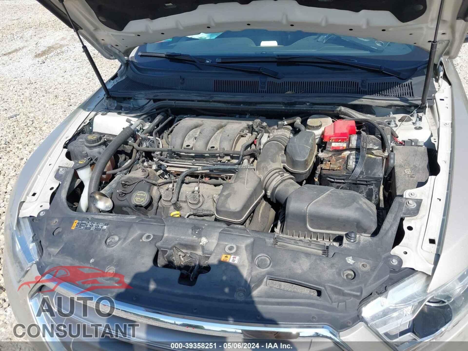 FORD TAURUS 2018 - 1FAHP2E85JG111196